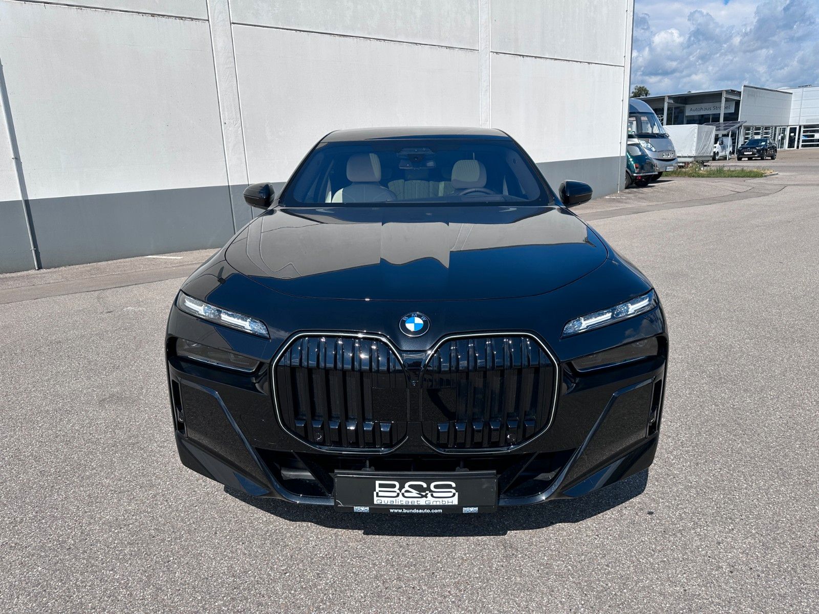 Fahrzeugabbildung BMW 740d xDrive M Sport TV|Aut.Tür|SkyL|B&W|Luft|