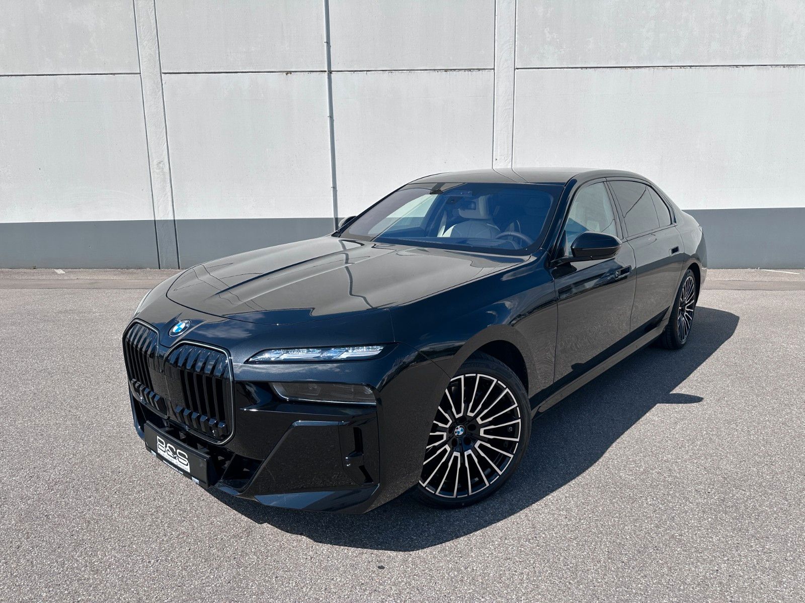 Fahrzeugabbildung BMW 740d xDrive M Sport TV|Aut.Tür|SkyL|B&W|Luft|