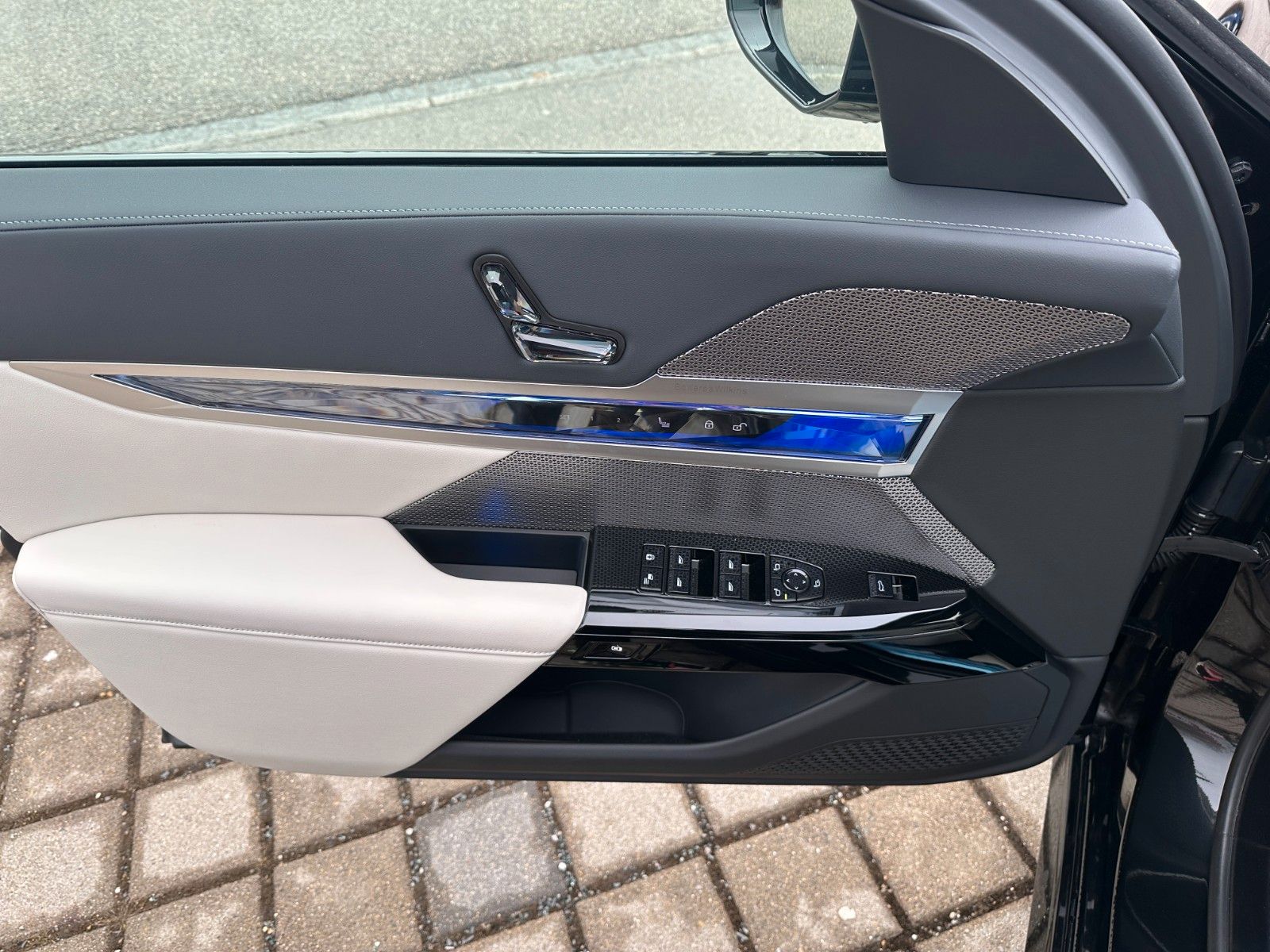Fahrzeugabbildung BMW 740d xDrive M Sport TV|Aut.Tür|SkyL|B&W|Luft|
