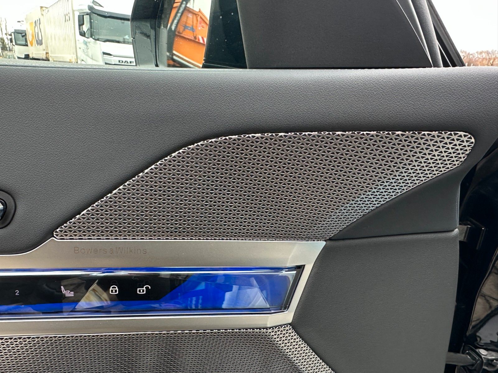 Fahrzeugabbildung BMW 740d xDrive M Sport TV|Aut.Tür|SkyL|B&W|Luft|