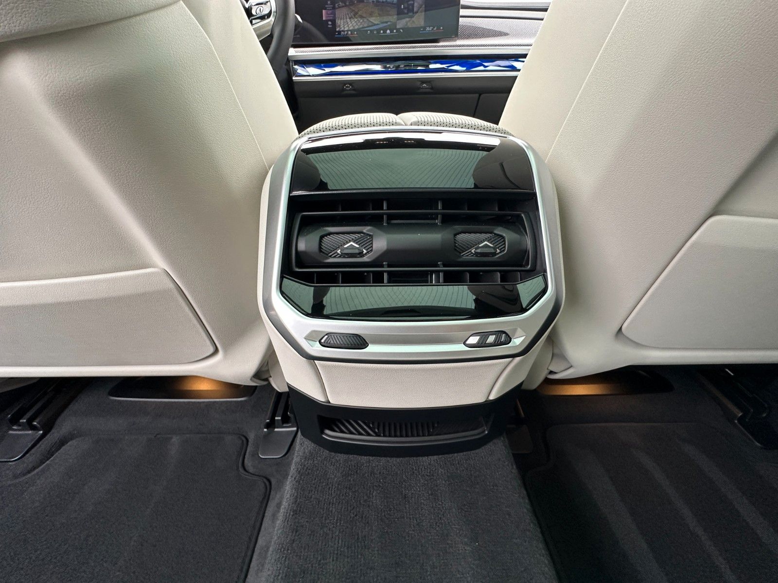 Fahrzeugabbildung BMW 740d xDrive M Sport TV|Aut.Tür|SkyL|B&W|Luft|