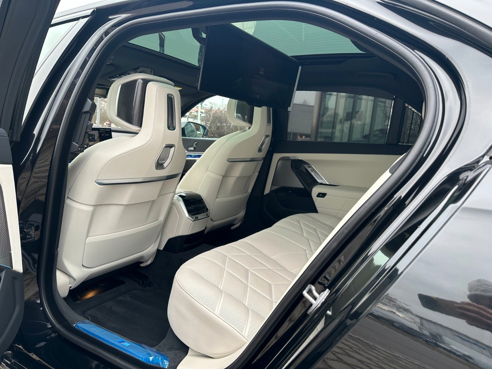 Fahrzeugabbildung BMW 740d xDrive M Sport TV|Aut.Tür|SkyL|B&W|Luft|