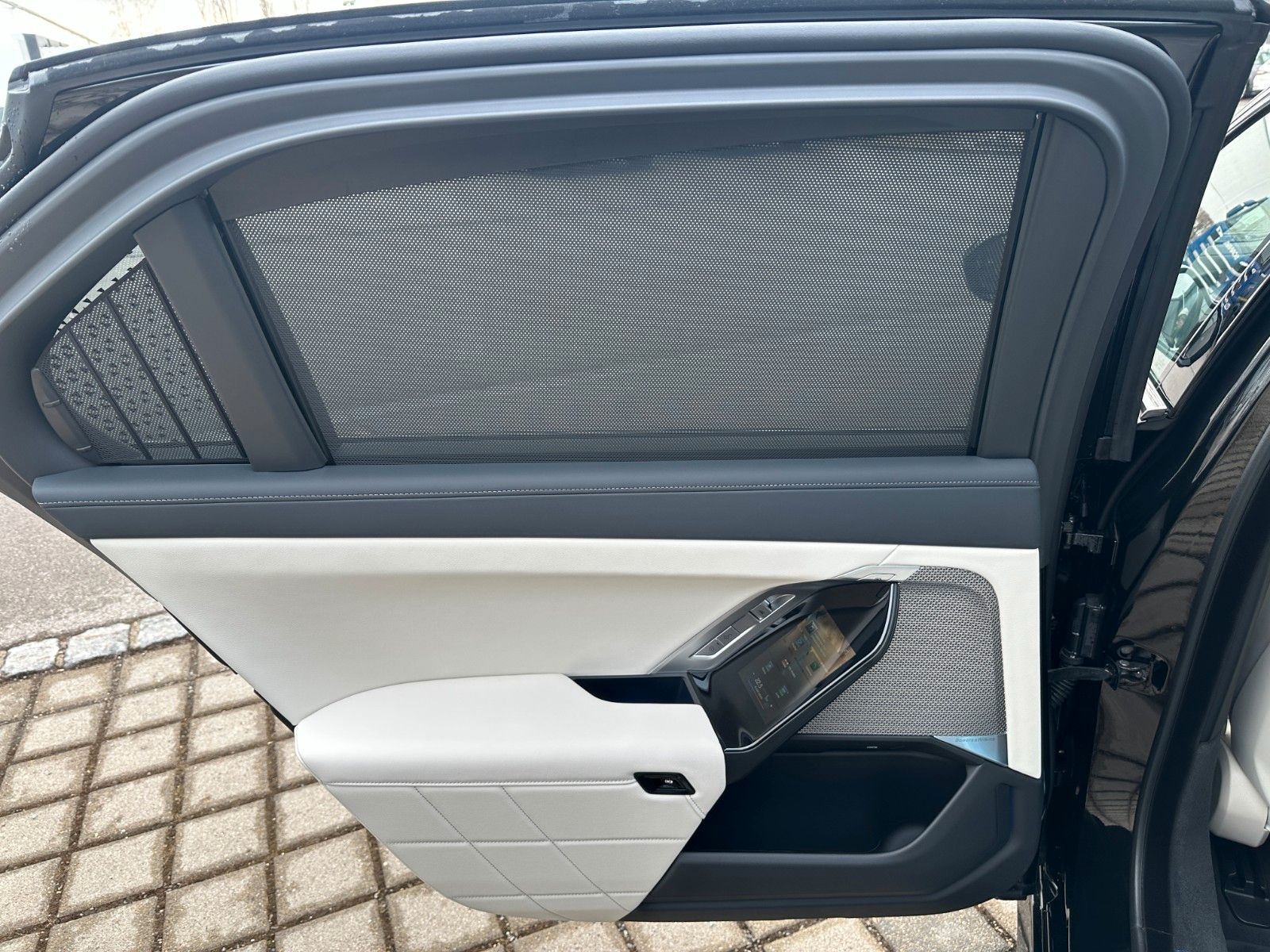 Fahrzeugabbildung BMW 740d xDrive M Sport TV|Aut.Tür|SkyL|B&W|Luft|