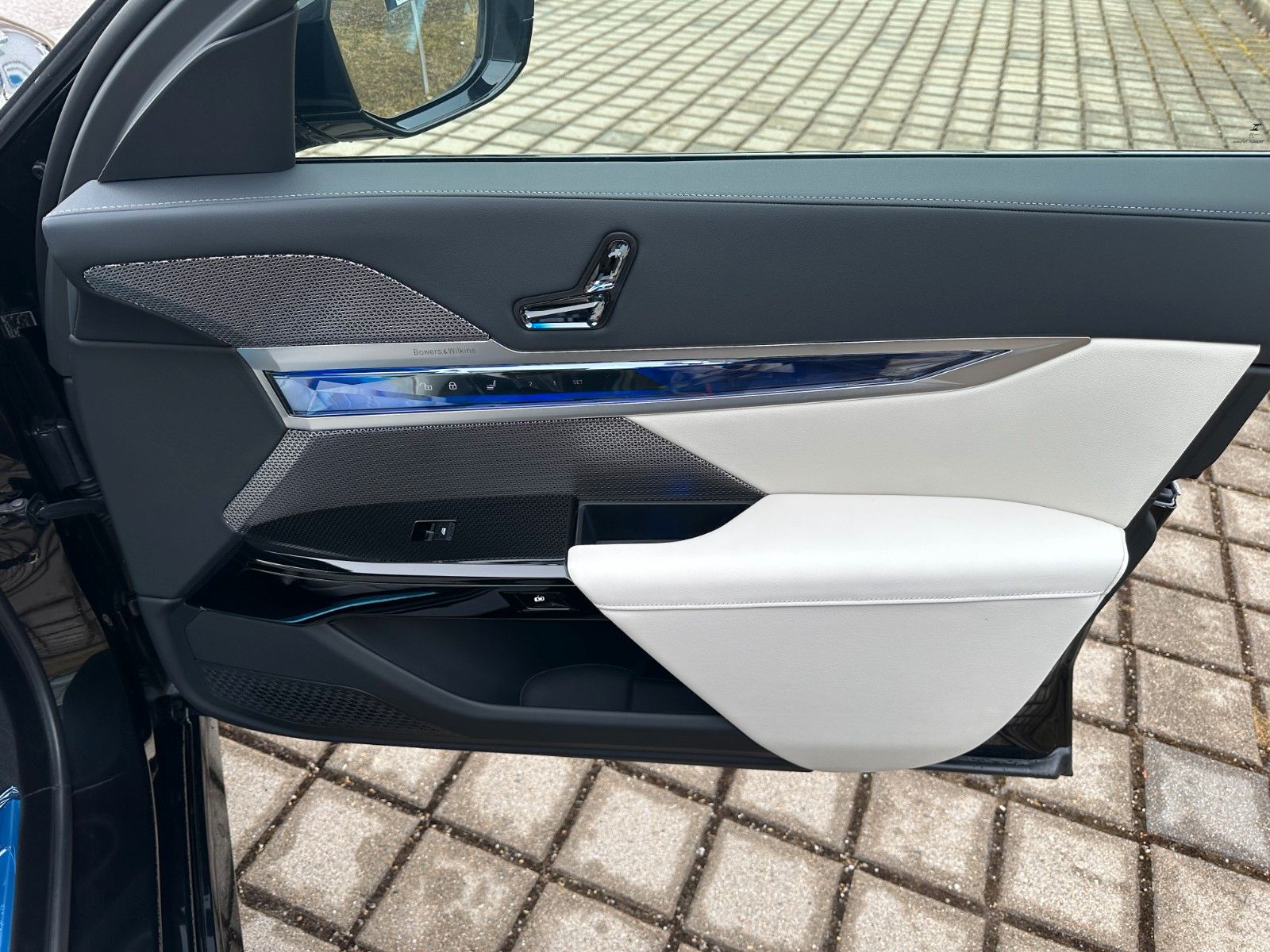Fahrzeugabbildung BMW 740d xDrive M Sport TV|Aut.Tür|SkyL|B&W|Luft|