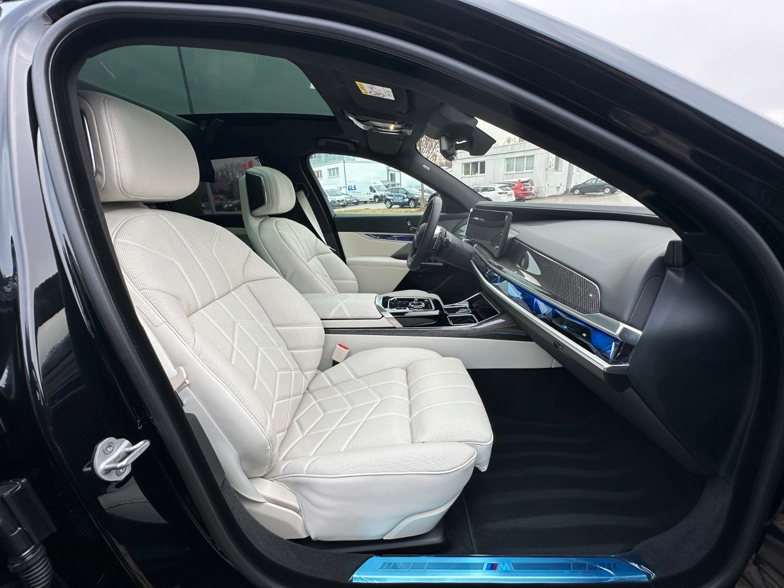 Fahrzeugabbildung BMW 740d xDrive M Sport TV|Aut.Tür|SkyL|B&W|Luft|
