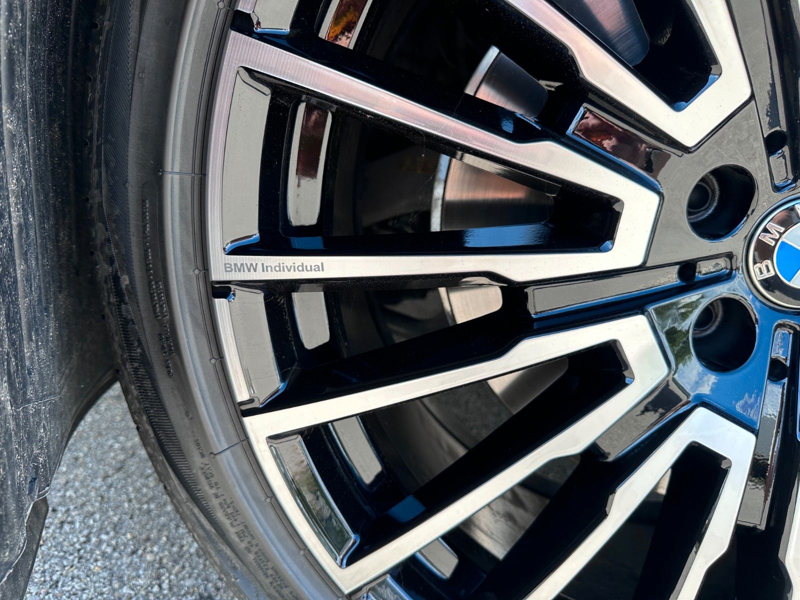 Fahrzeugabbildung BMW 740d xDrive M Sport TV|Aut.Tür|SkyL|B&W|Luft|