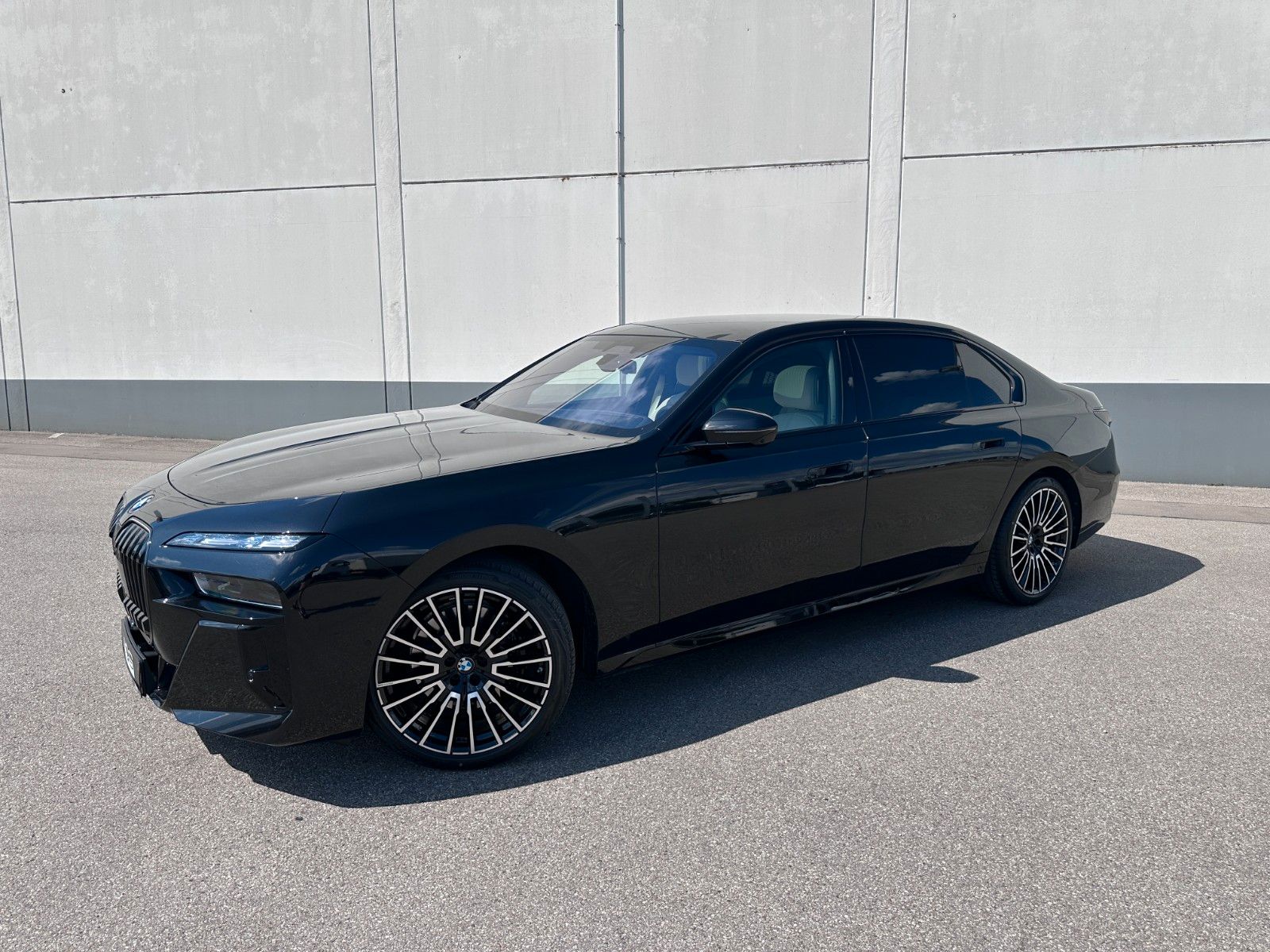 Fahrzeugabbildung BMW 740d xDrive M Sport TV|Aut.Tür|SkyL|B&W|Luft|
