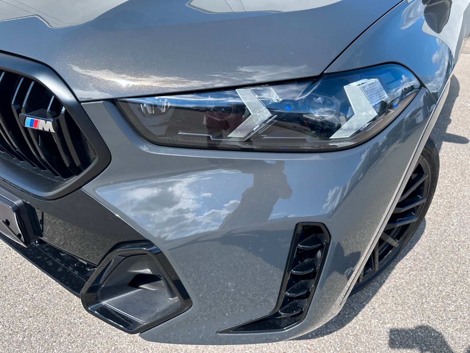 Fahrzeugabbildung BMW X6 M60i xDrive ACC|HUD|PANO|HARMAN|AHK|
