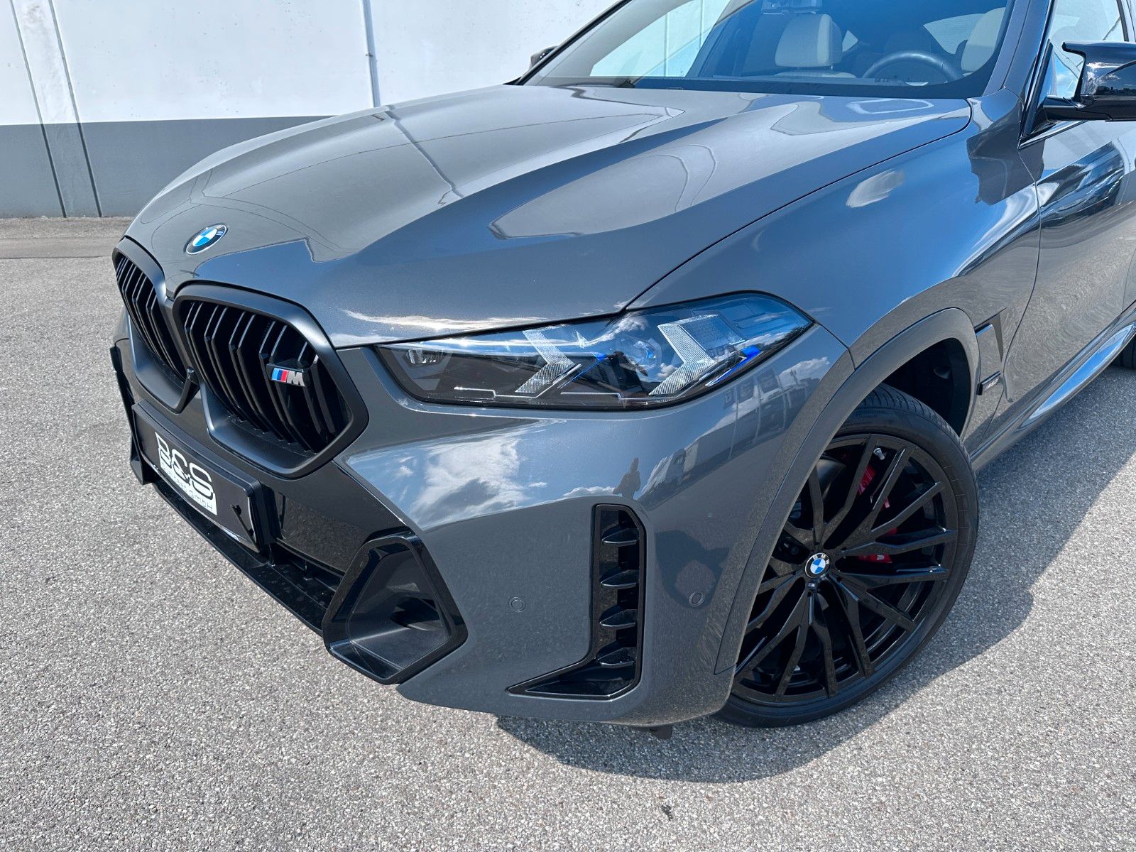 Fahrzeugabbildung BMW X6 M60i xDrive ACC|HUD|PANO|HARMAN|AHK|