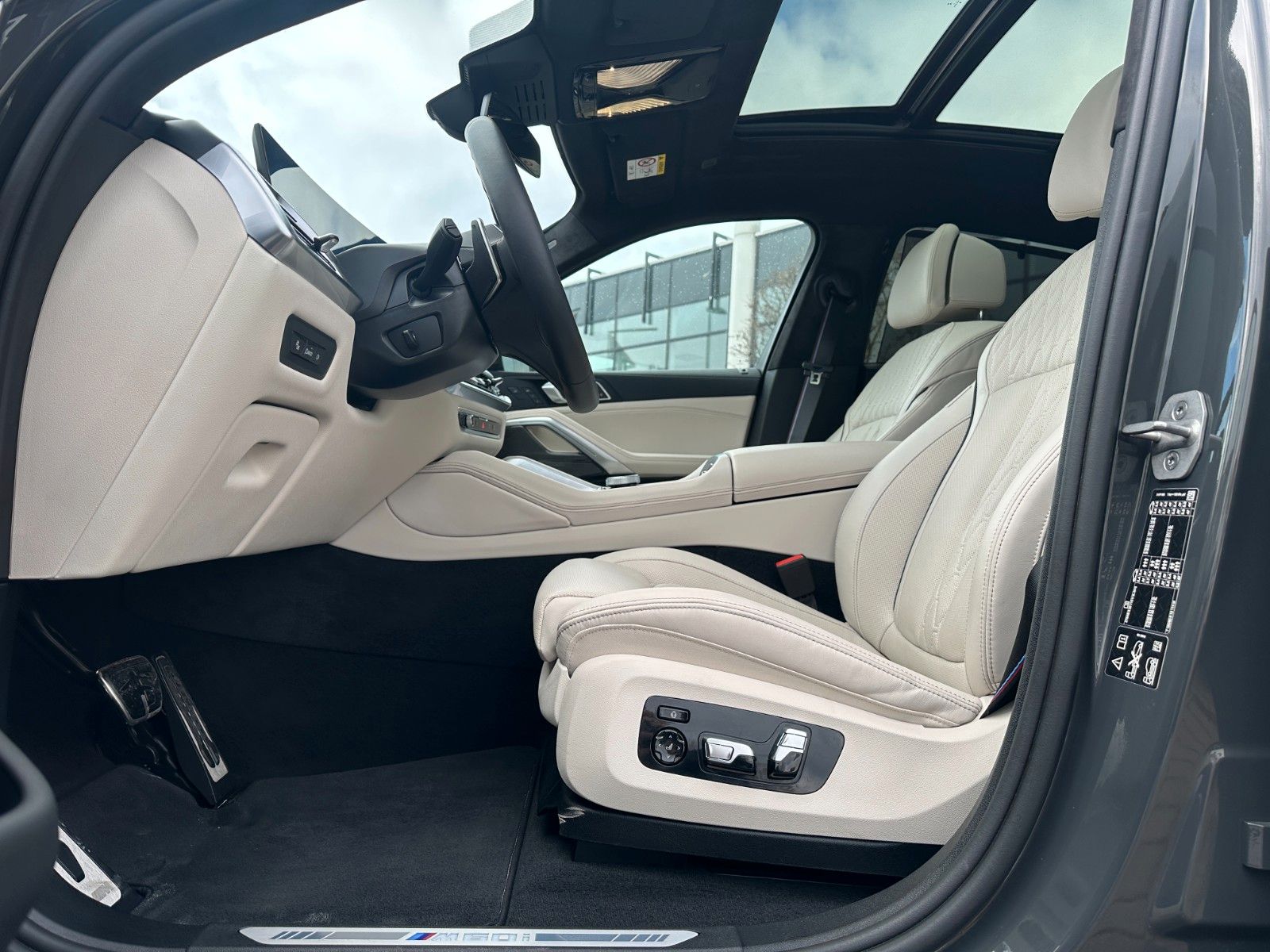 Fahrzeugabbildung BMW X6 M60i xDrive ACC|HUD|PANO|HARMAN|AHK|