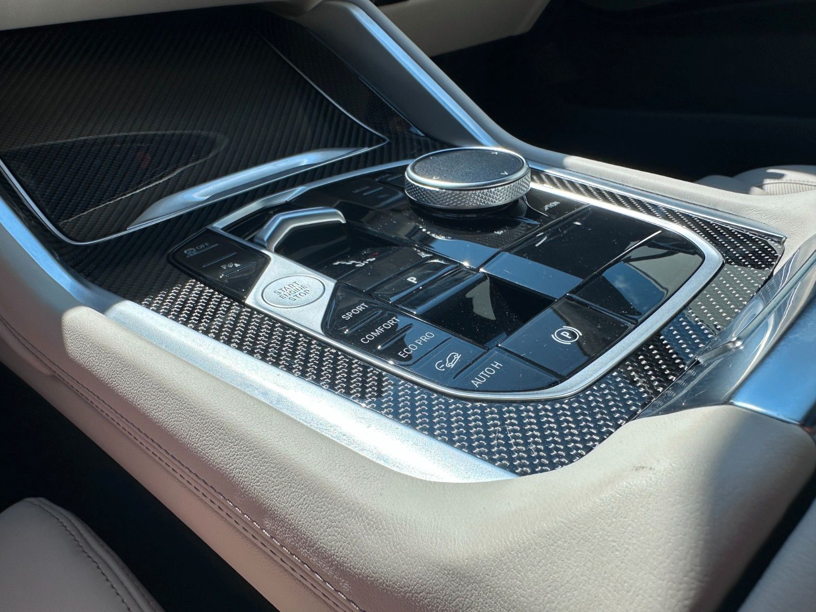 Fahrzeugabbildung BMW X6 M60i xDrive ACC|HUD|PANO|HARMAN|AHK|