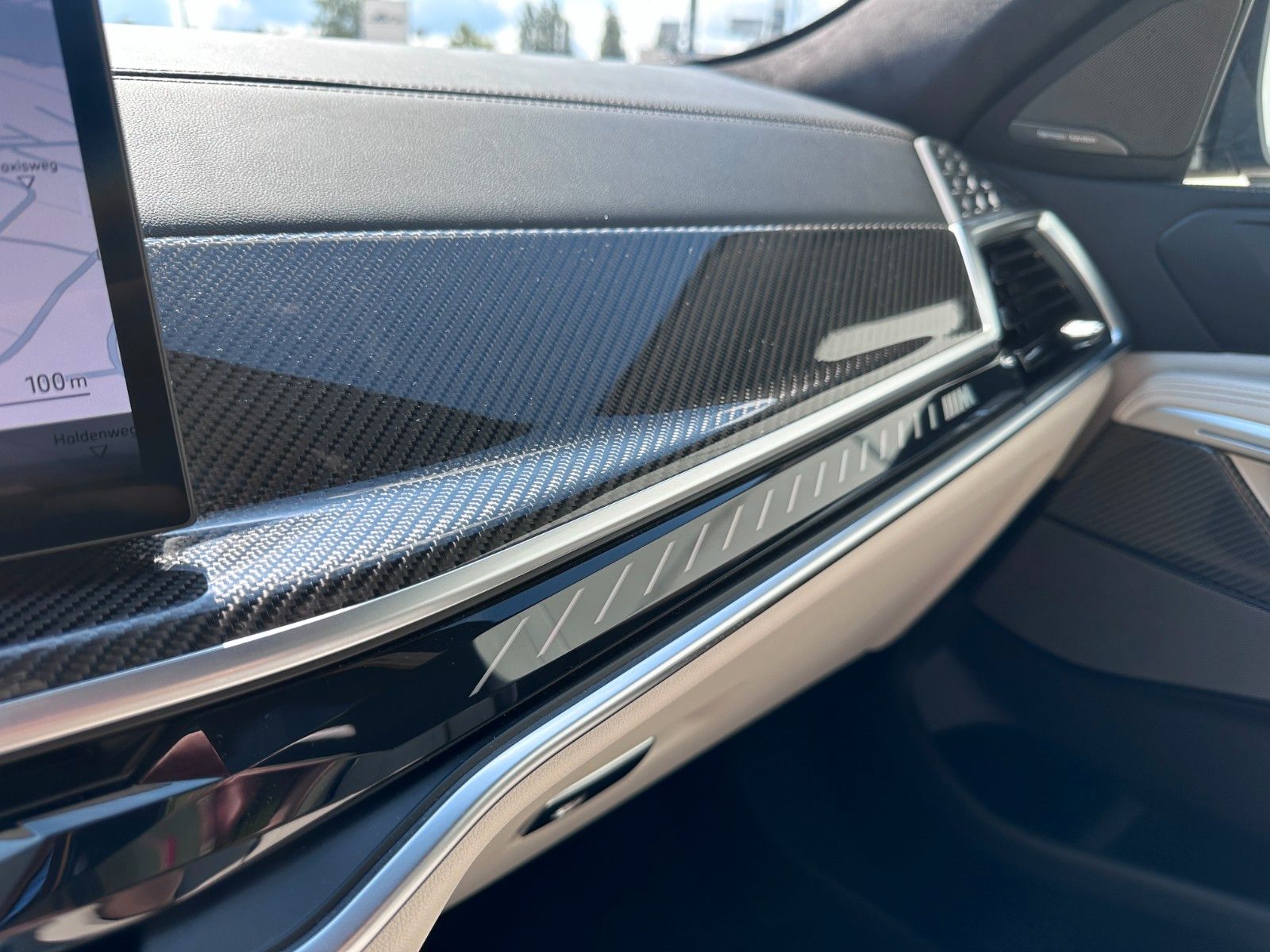 Fahrzeugabbildung BMW X6 M60i xDrive ACC|HUD|PANO|HARMAN|AHK|