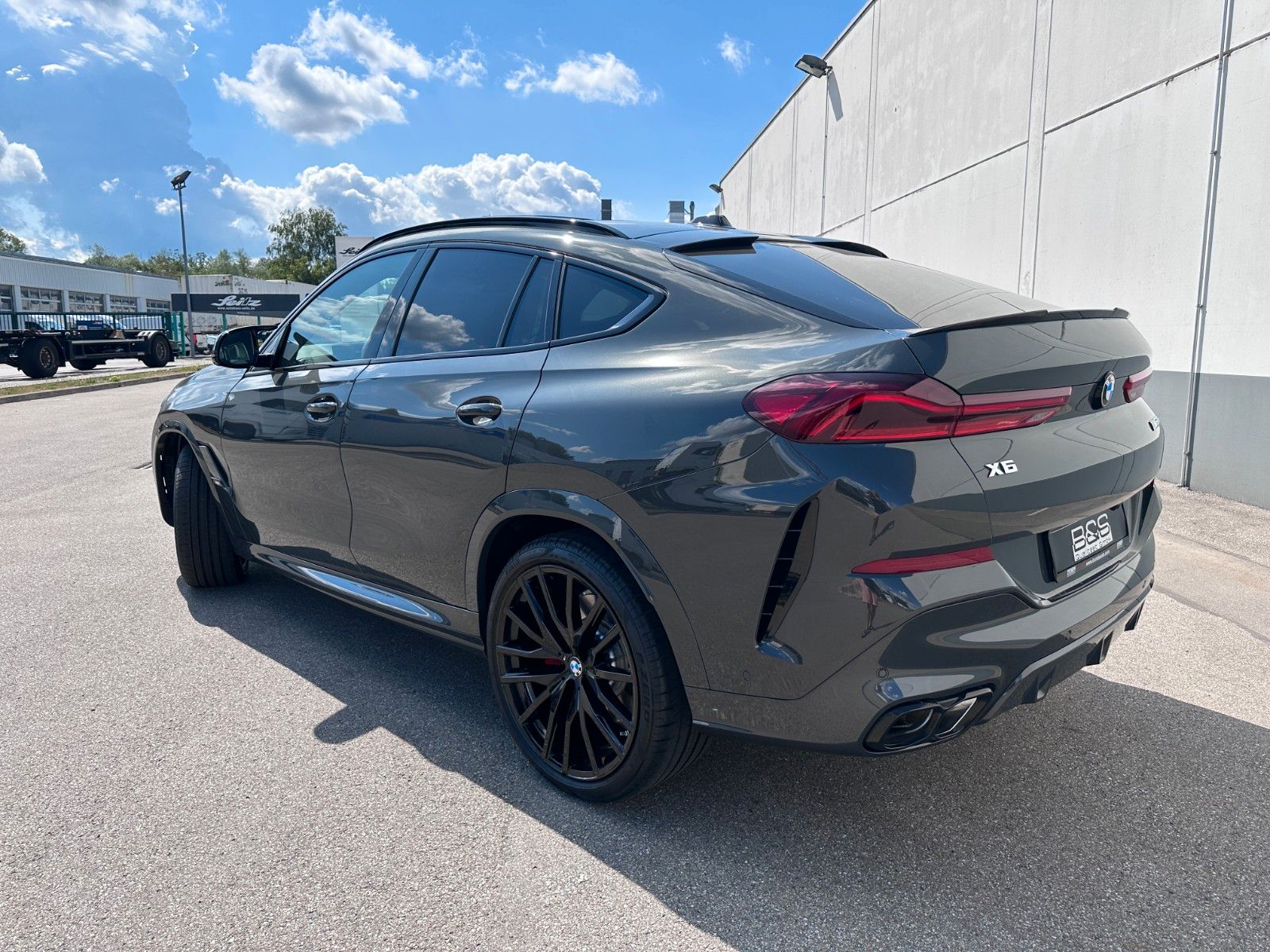 Fahrzeugabbildung BMW X6 M60i xDrive ACC|HUD|PANO|HARMAN|AHK|