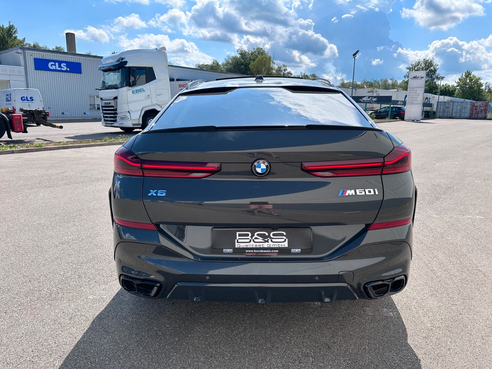 Fahrzeugabbildung BMW X6 M60i xDrive ACC|HUD|PANO|HARMAN|AHK|