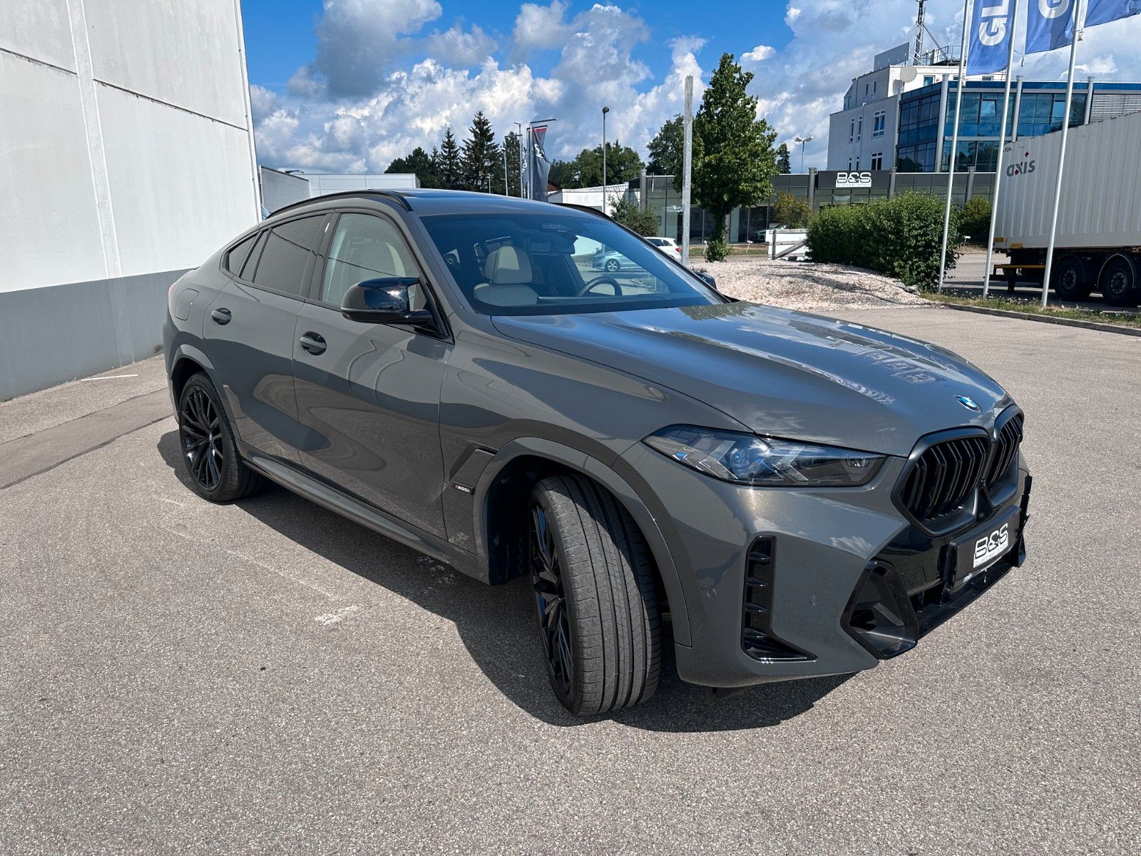 Fahrzeugabbildung BMW X6 M60i xDrive ACC|HUD|PANO|HARMAN|AHK|