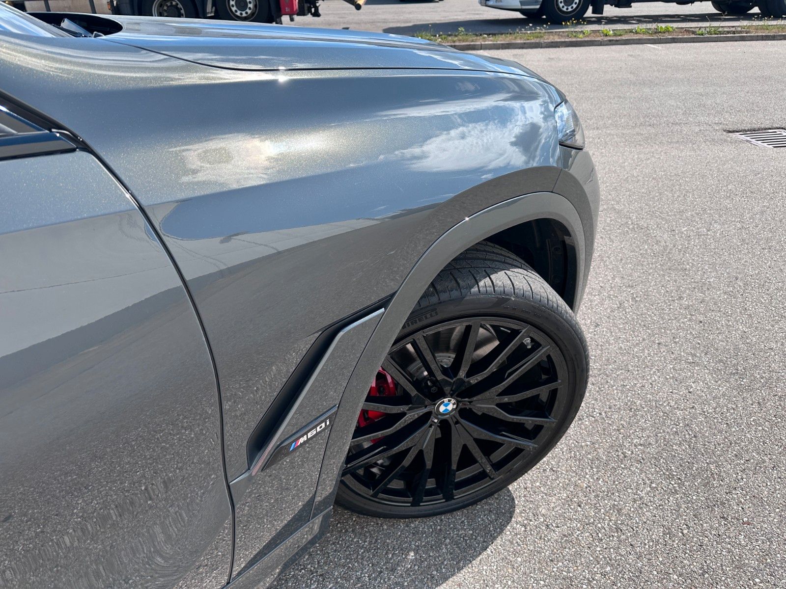 Fahrzeugabbildung BMW X6 M60i xDrive ACC|HUD|PANO|HARMAN|AHK|