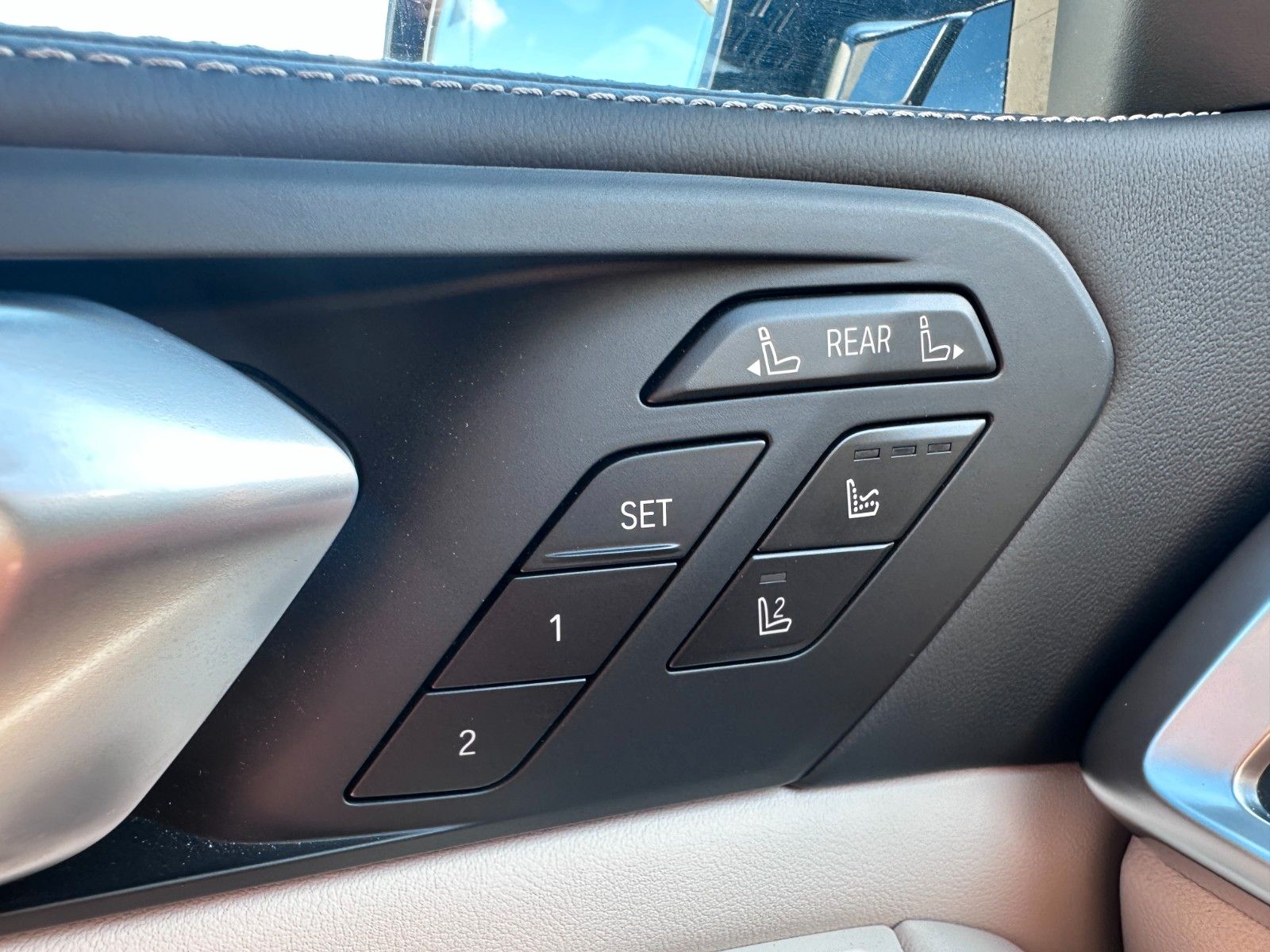 Fahrzeugabbildung BMW X7 xDr 40d M Sport Pro|Aktivlenk|SkyL|AHK|BEIGE|