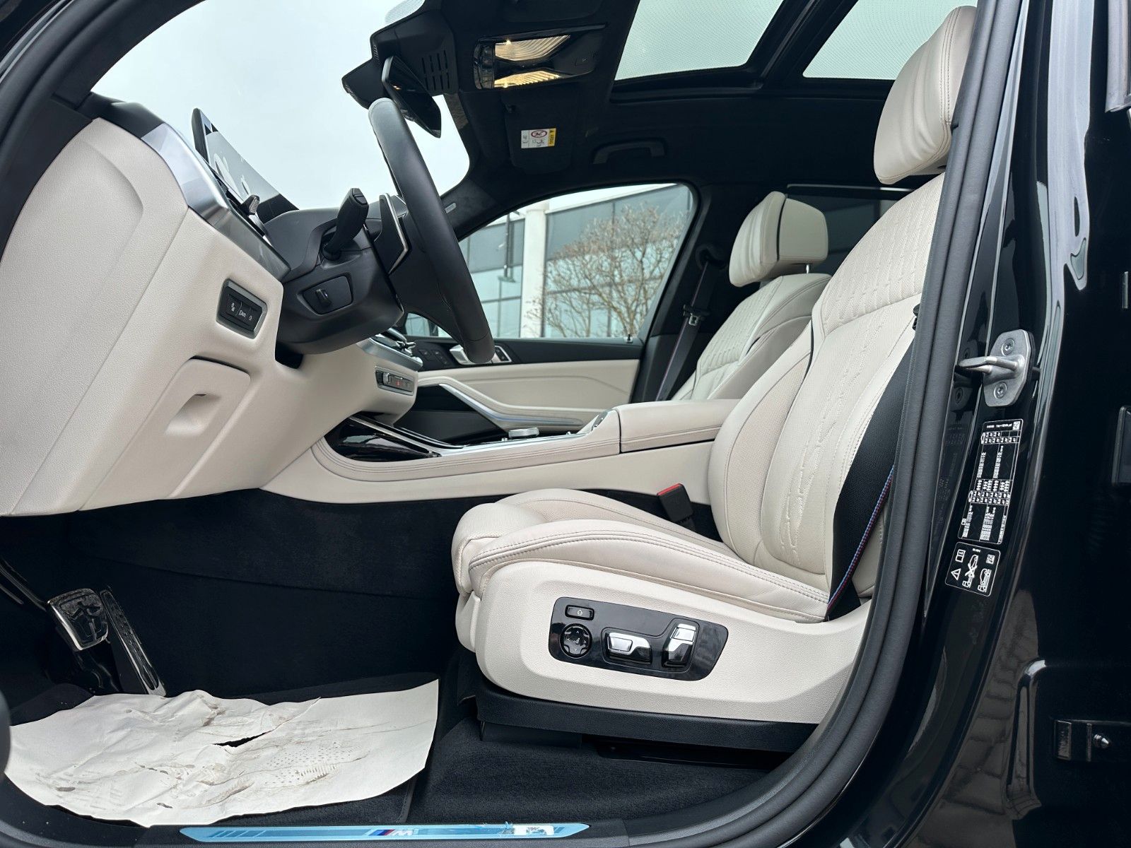 Fahrzeugabbildung BMW X7 xDr 40d M Sport Pro|Aktivlenk|SkyL|AHK|BEIGE|