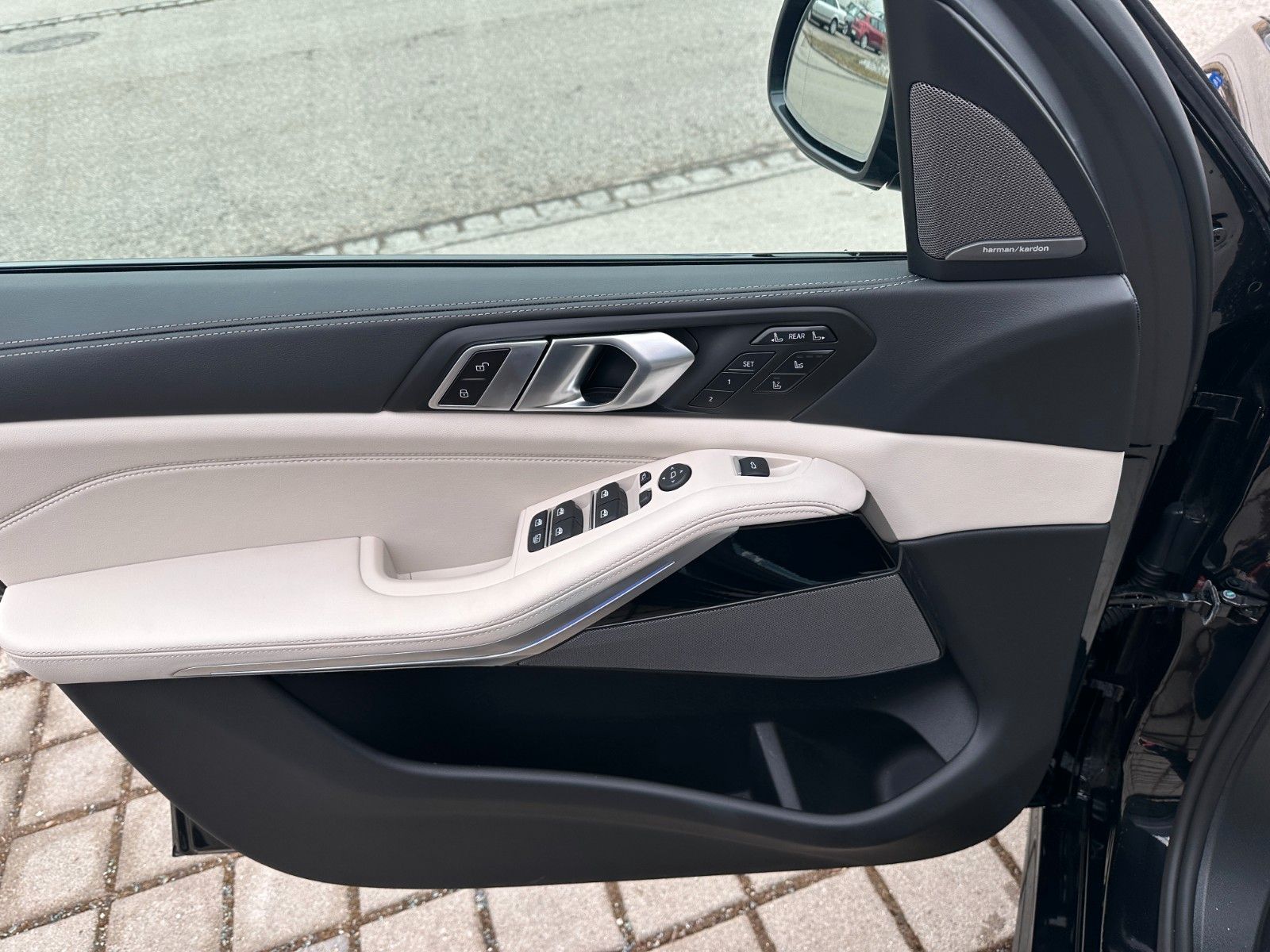 Fahrzeugabbildung BMW X7 xDr 40d M Sport Pro|Aktivlenk|SkyL|AHK|BEIGE|
