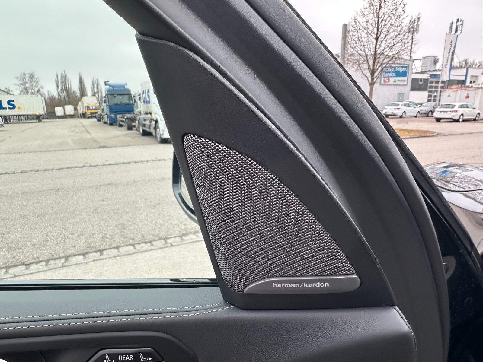 Fahrzeugabbildung BMW X7 xDr 40d M Sport Pro|Aktivlenk|SkyL|AHK|BEIGE|