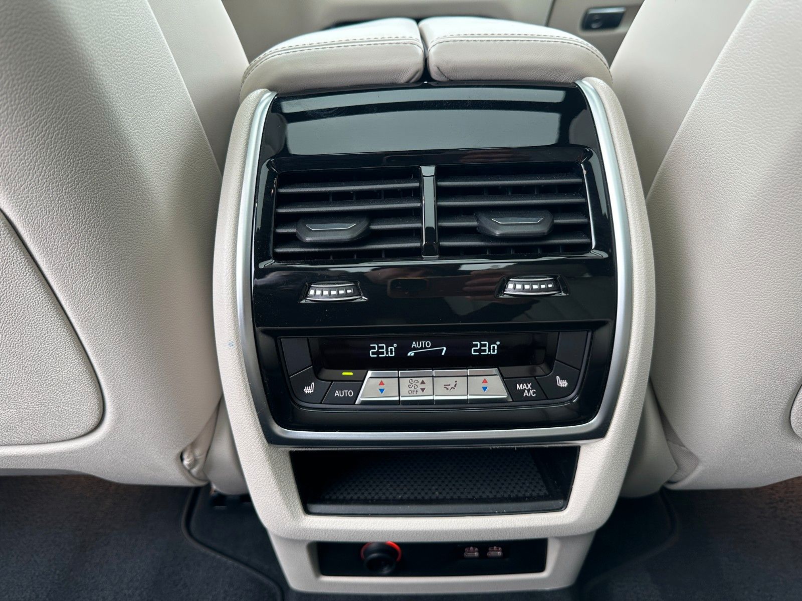 Fahrzeugabbildung BMW X7 xDr 40d M Sport Pro|Aktivlenk|SkyL|AHK|BEIGE|