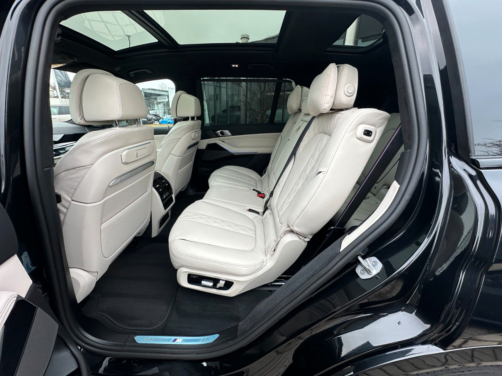 Fahrzeugabbildung BMW X7 xDr 40d M Sport Pro|Aktivlenk|SkyL|AHK|BEIGE|