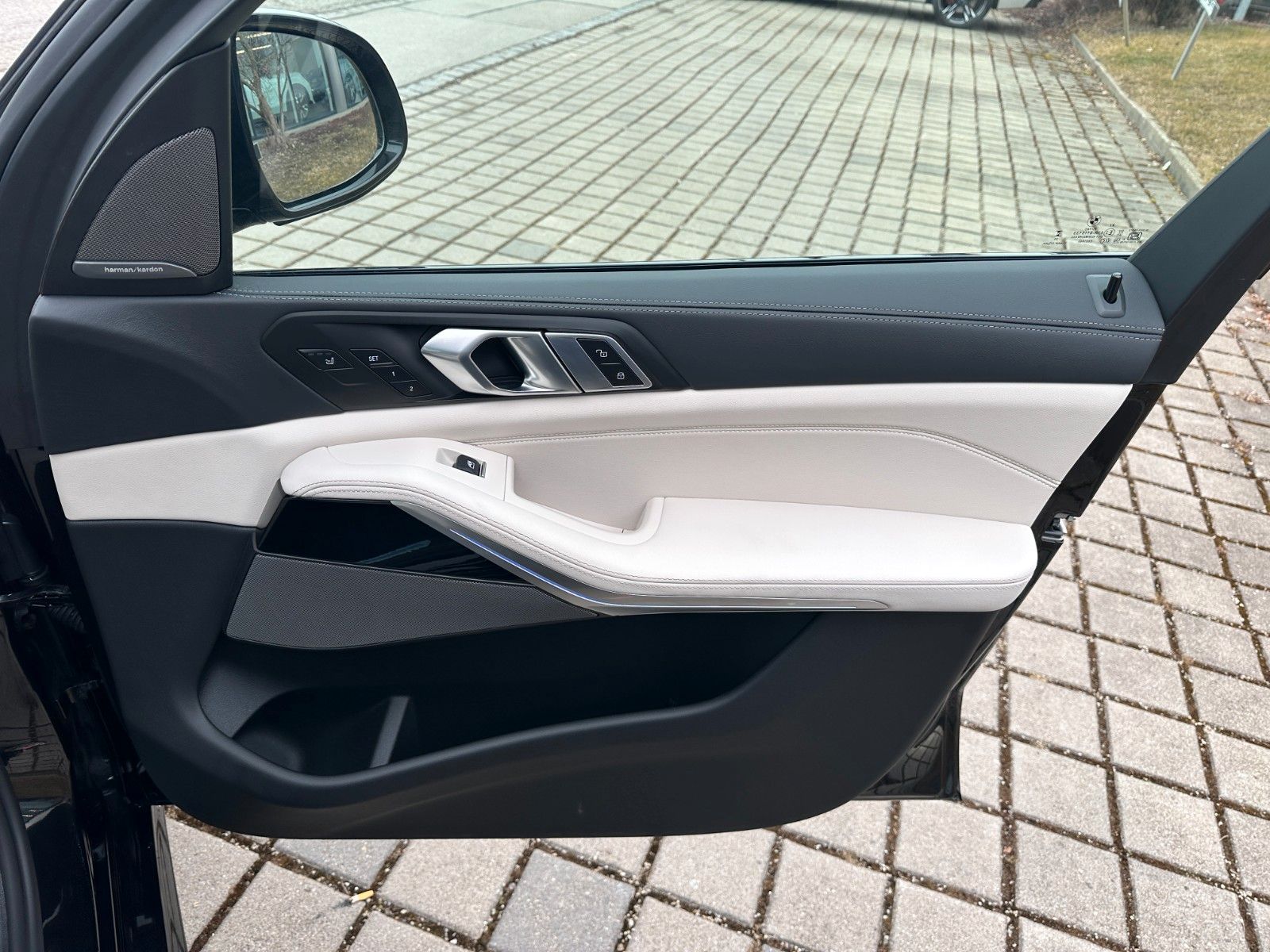 Fahrzeugabbildung BMW X7 xDr 40d M Sport Pro|Aktivlenk|SkyL|AHK|BEIGE|