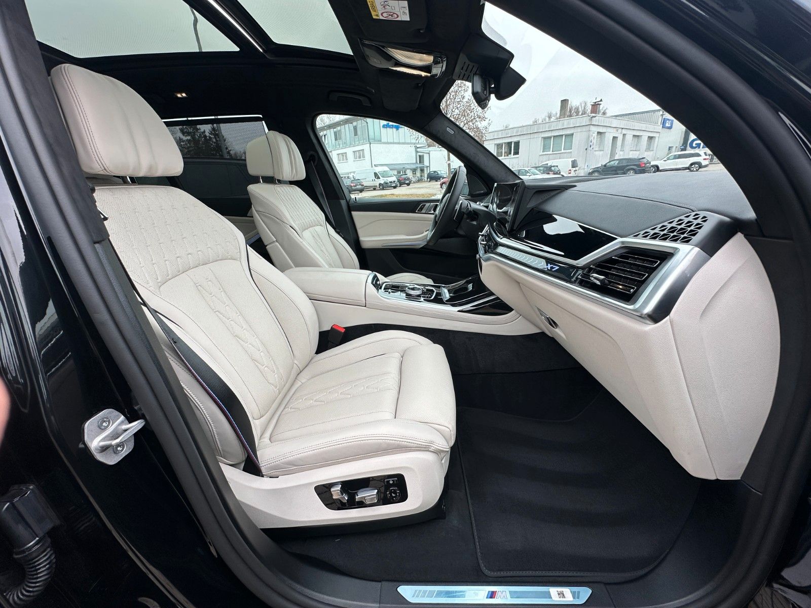 Fahrzeugabbildung BMW X7 xDr 40d M Sport Pro|Aktivlenk|SkyL|AHK|BEIGE|