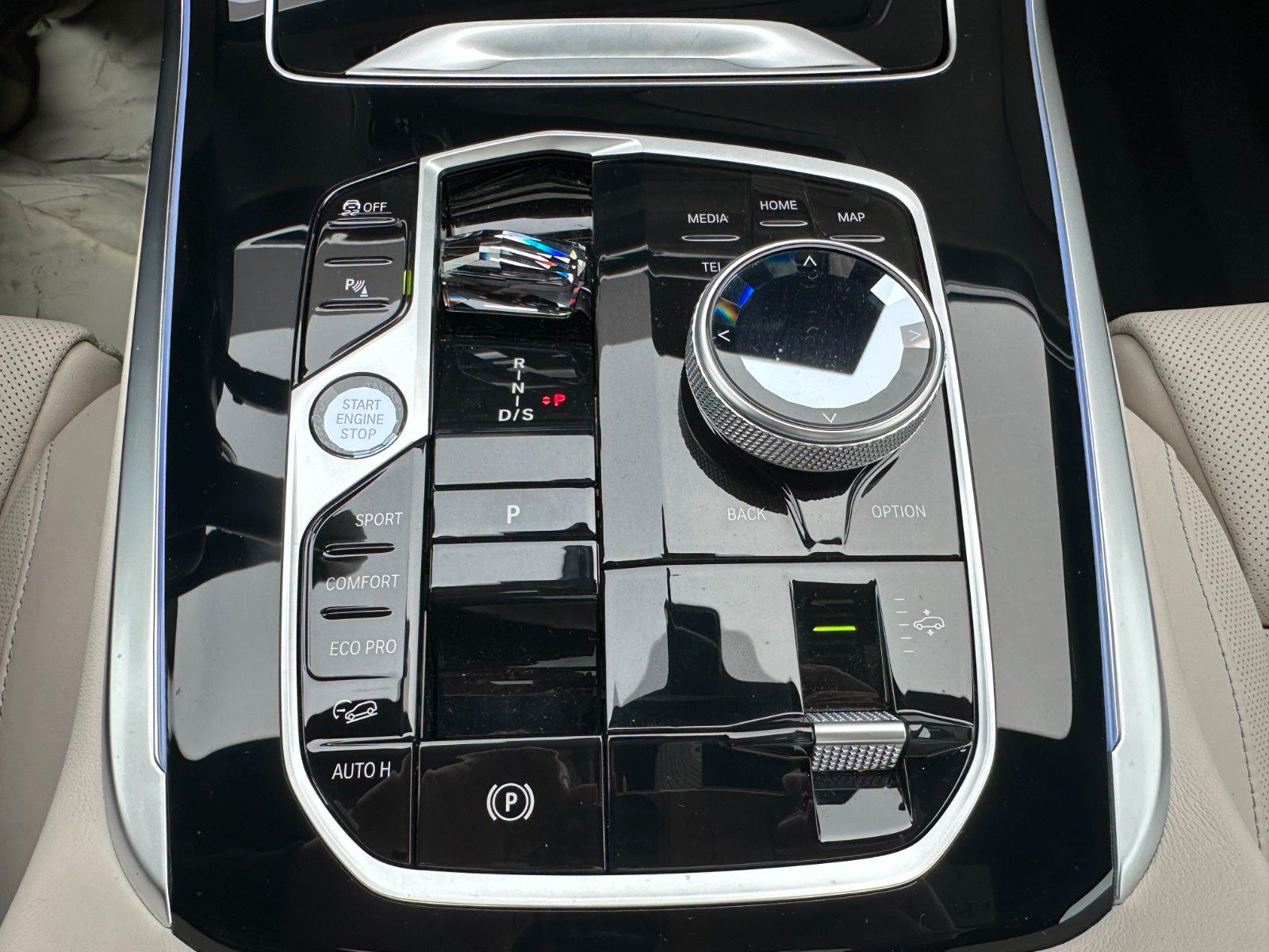 Fahrzeugabbildung BMW X7 xDr 40d M Sport Pro|Aktivlenk|SkyL|AHK|BEIGE|