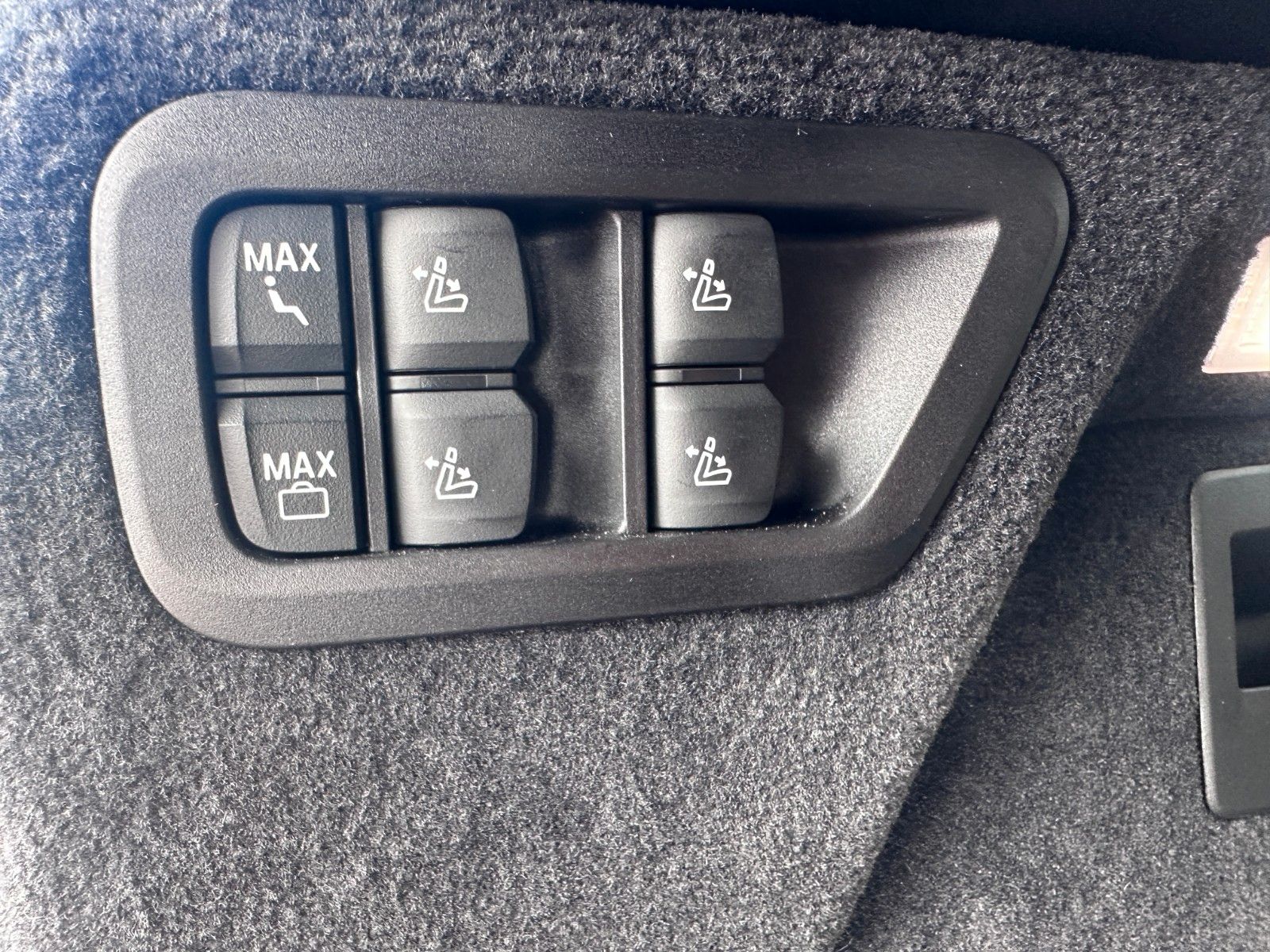 Fahrzeugabbildung BMW X7 xDr 40d M Sport Pro|Aktivlenk|SkyL|AHK|BEIGE|