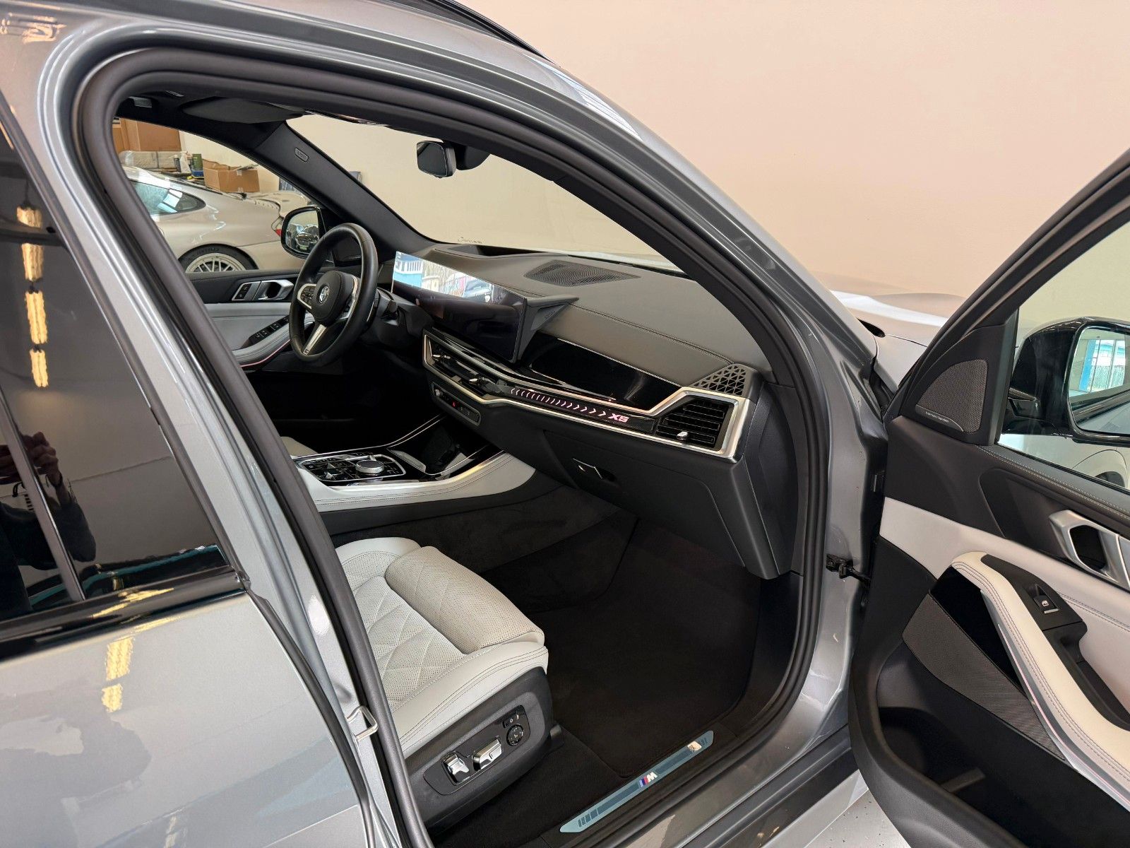 Fahrzeugabbildung BMW X5 40 d xDrive M Sport AC|HUD|PANO|HARMAN|LUFT