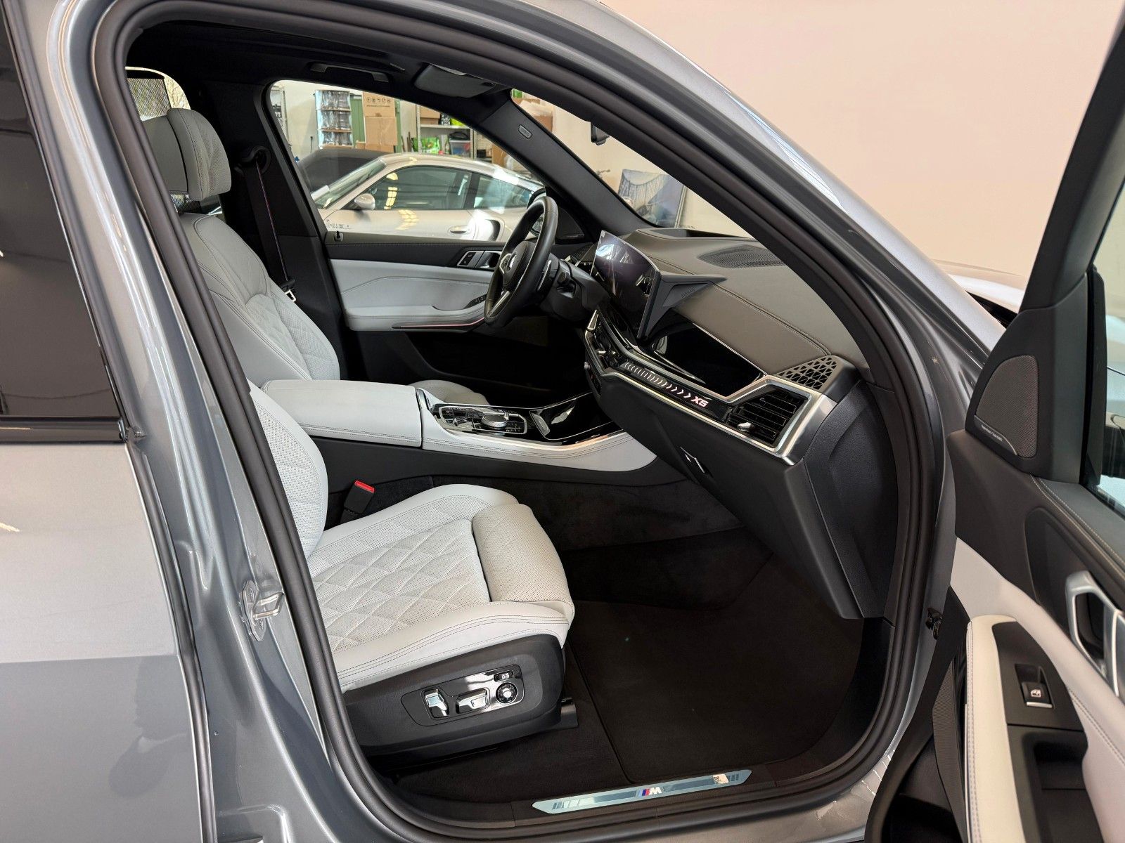 Fahrzeugabbildung BMW X5 40 d xDrive M Sport AC|HUD|PANO|HARMAN|LUFT