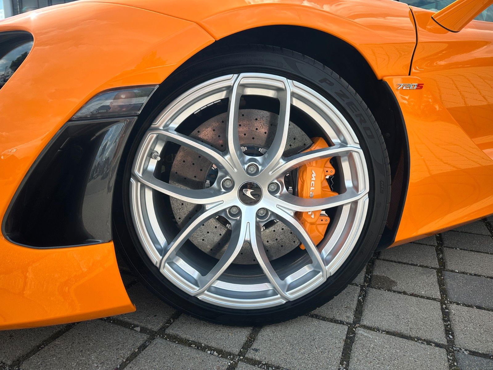 Fahrzeugabbildung McLaren 720S SPIDER PERFOR. PLUS.KERAMIK|CARBON|LIFT|B&W