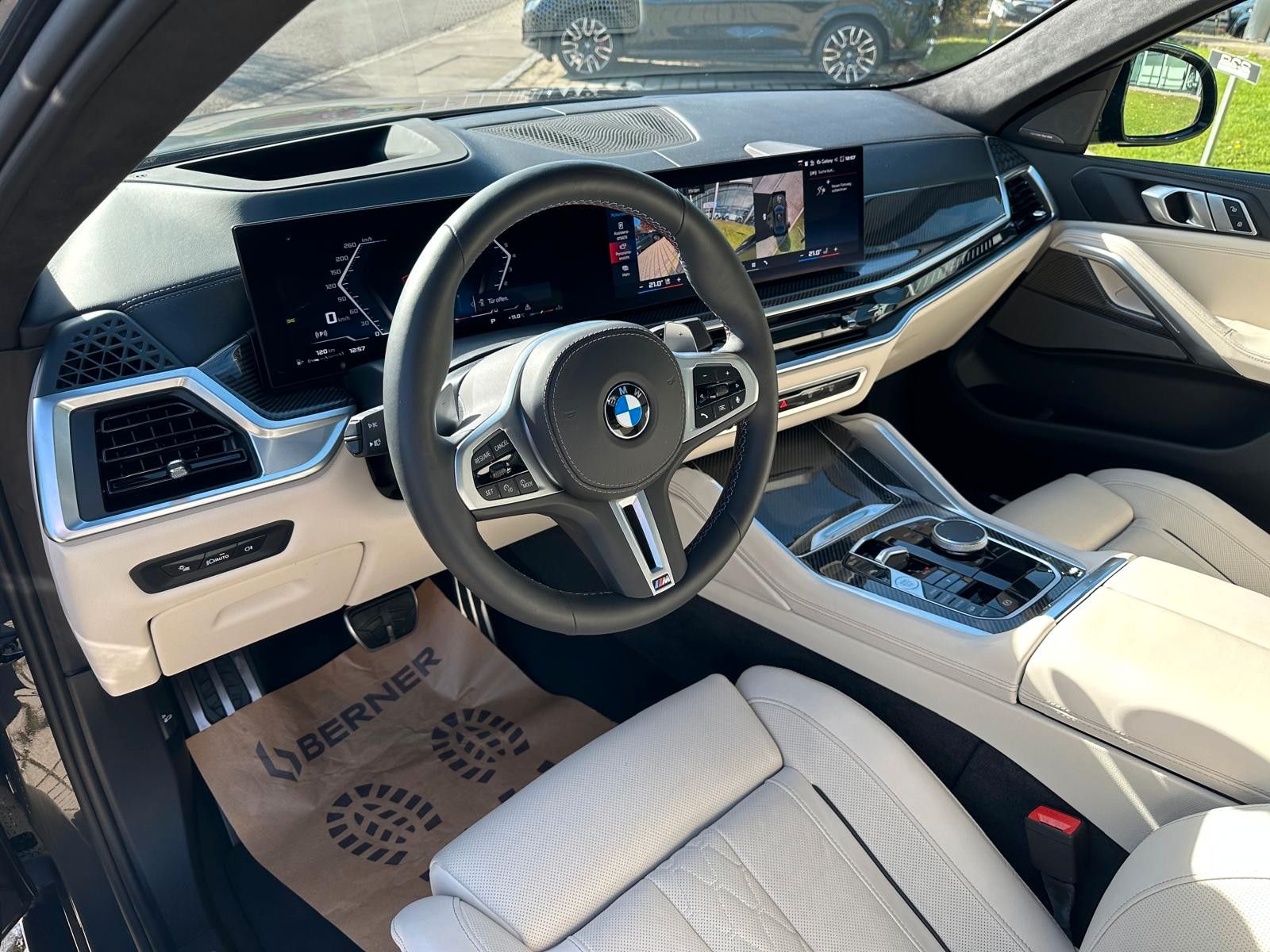 Fahrzeugabbildung BMW X6 M60i xDrive ACC|HUD|PANO|HARMAN|AHK|