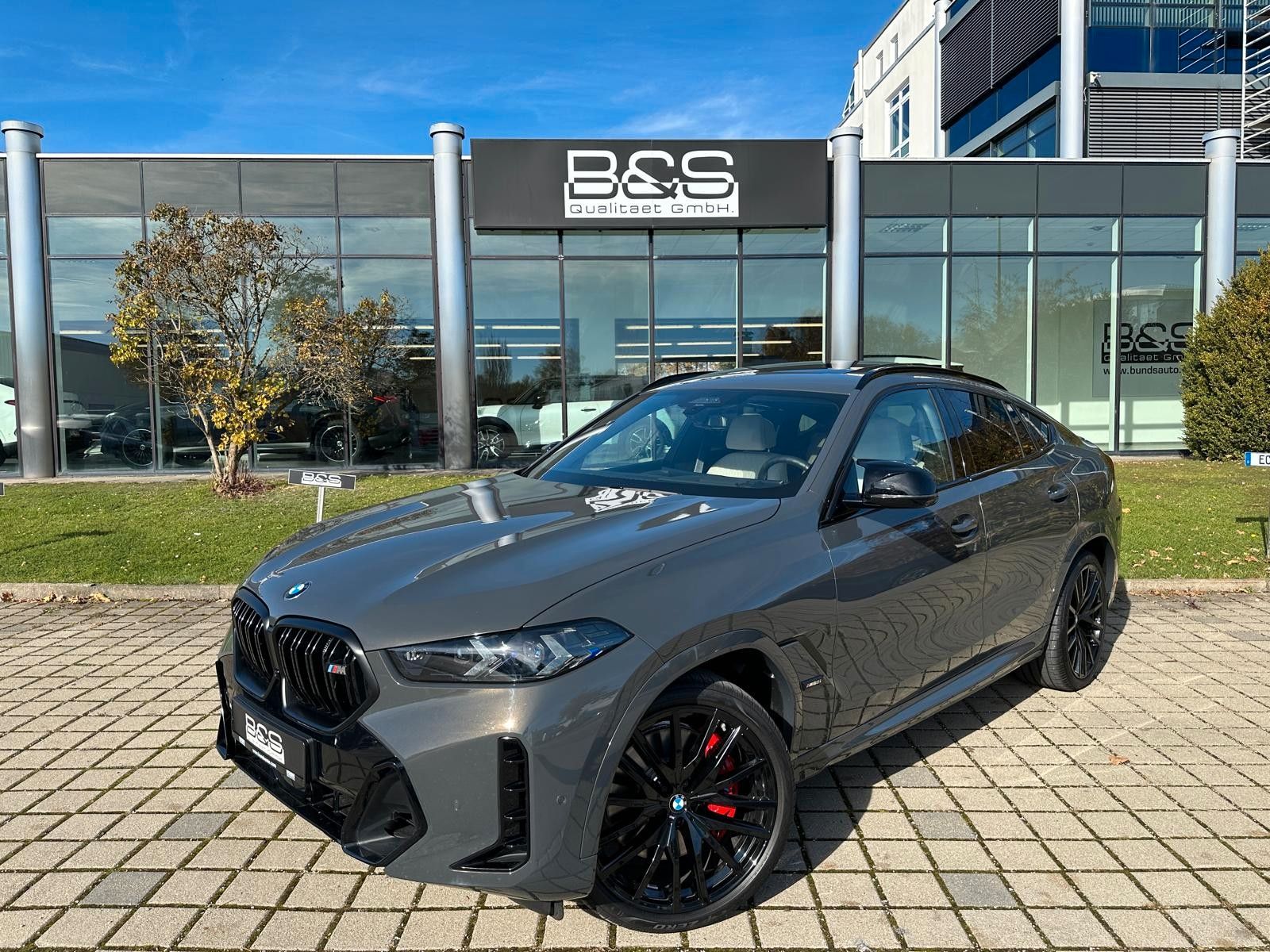 Fahrzeugabbildung BMW X6 M60i xDrive ACC|HUD|PANO|HARMAN|AHK|