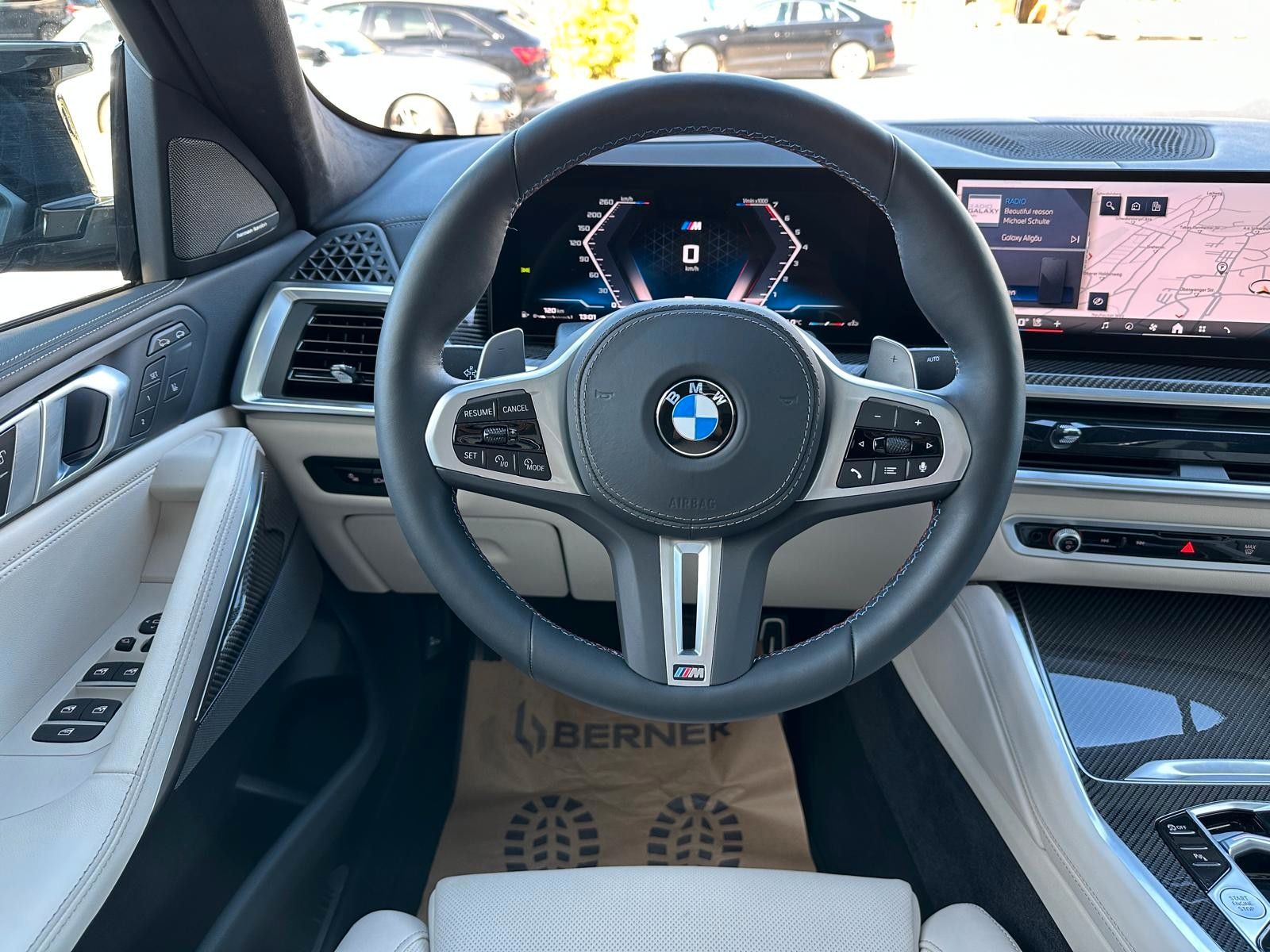 Fahrzeugabbildung BMW X6 M60i xDrive ACC|HUD|PANO|HARMAN|AHK|