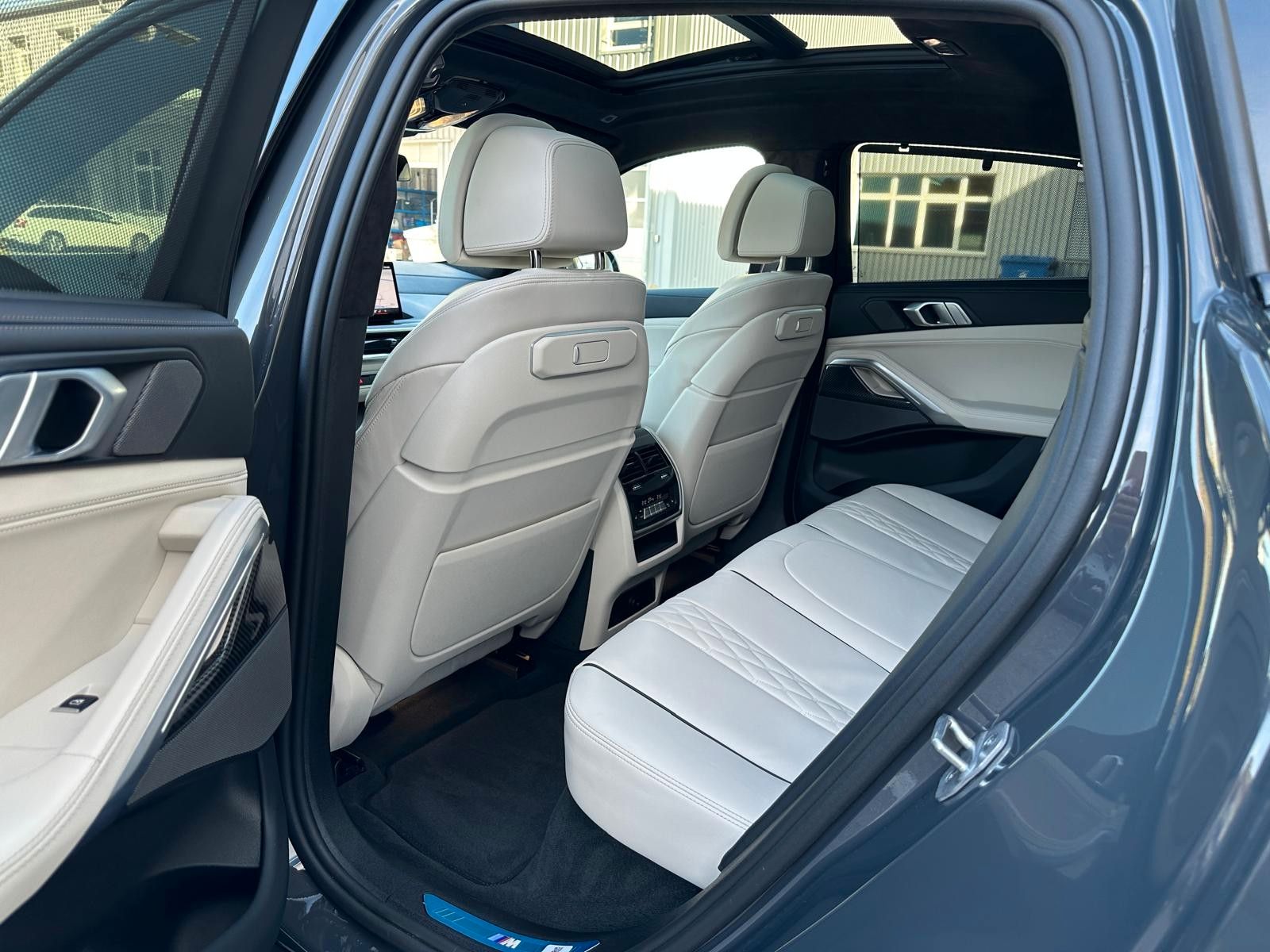Fahrzeugabbildung BMW X6 M60i xDrive ACC|HUD|PANO|HARMAN|AHK|