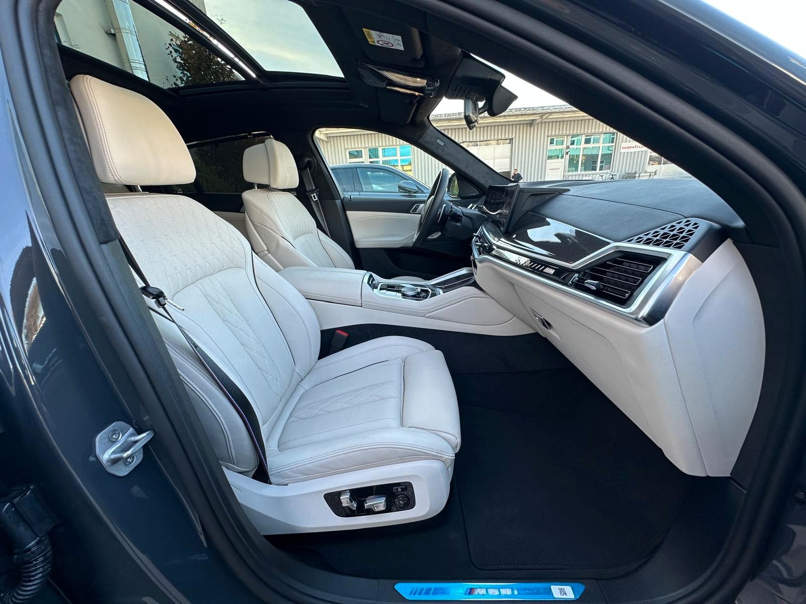 Fahrzeugabbildung BMW X6 M60i xDrive ACC|HUD|PANO|HARMAN|AHK|