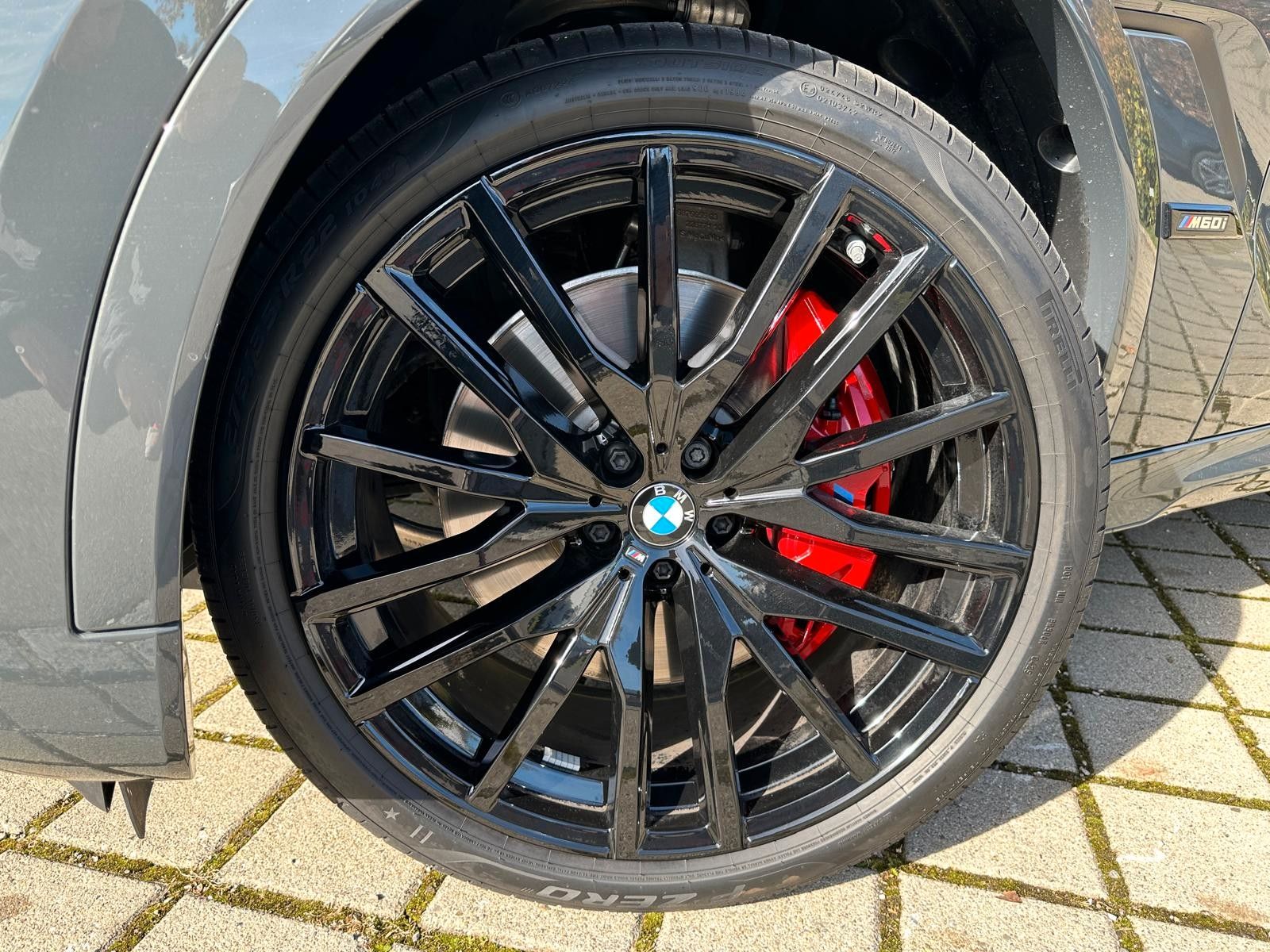 Fahrzeugabbildung BMW X6 M60i xDrive ACC|HUD|PANO|HARMAN|AHK|