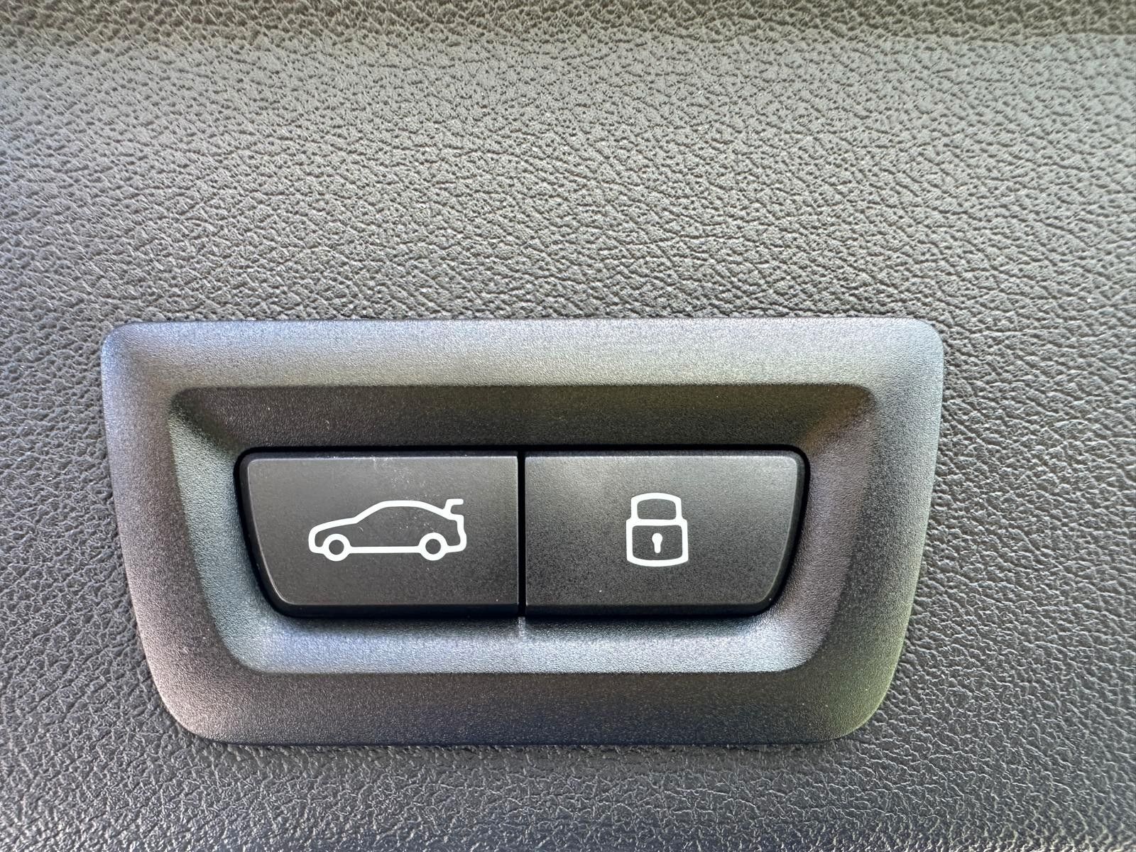 Fahrzeugabbildung BMW X6 M60i xDrive ACC|HUD|PANO|HARMAN|AHK|