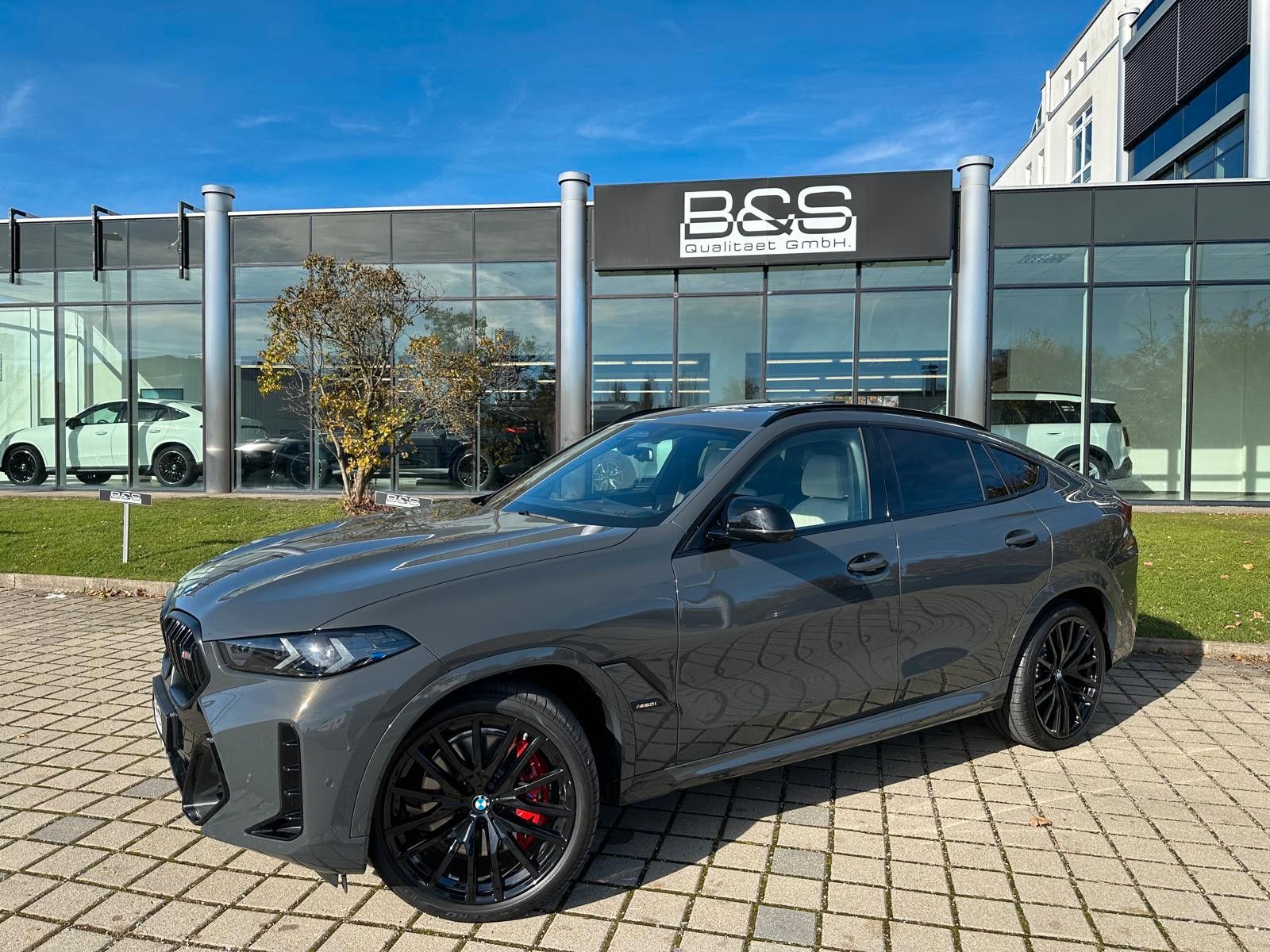 Fahrzeugabbildung BMW X6 M60i xDrive ACC|HUD|PANO|HARMAN|AHK|