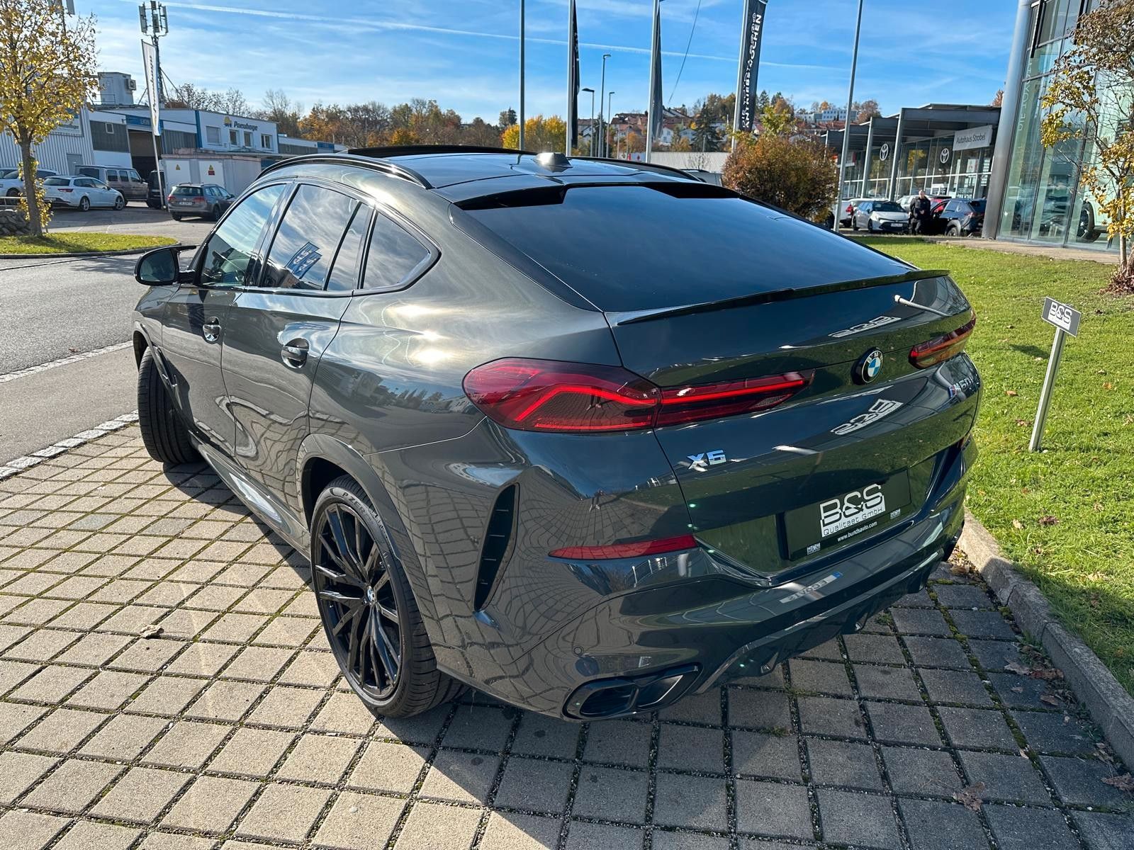 Fahrzeugabbildung BMW X6 M60i xDrive ACC|HUD|PANO|HARMAN|AHK|