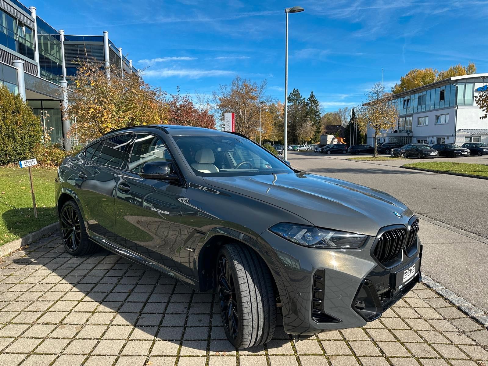 Fahrzeugabbildung BMW X6 M60i xDrive ACC|HUD|PANO|HARMAN|AHK|