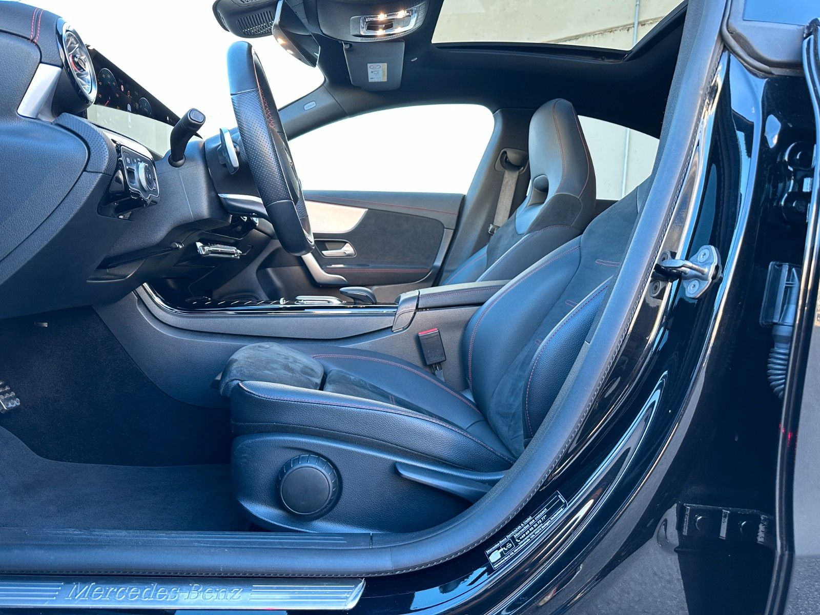 Fahrzeugabbildung Mercedes-Benz CLA 180 d AMG line |PANO|19 "|Ambiente-Bel.|