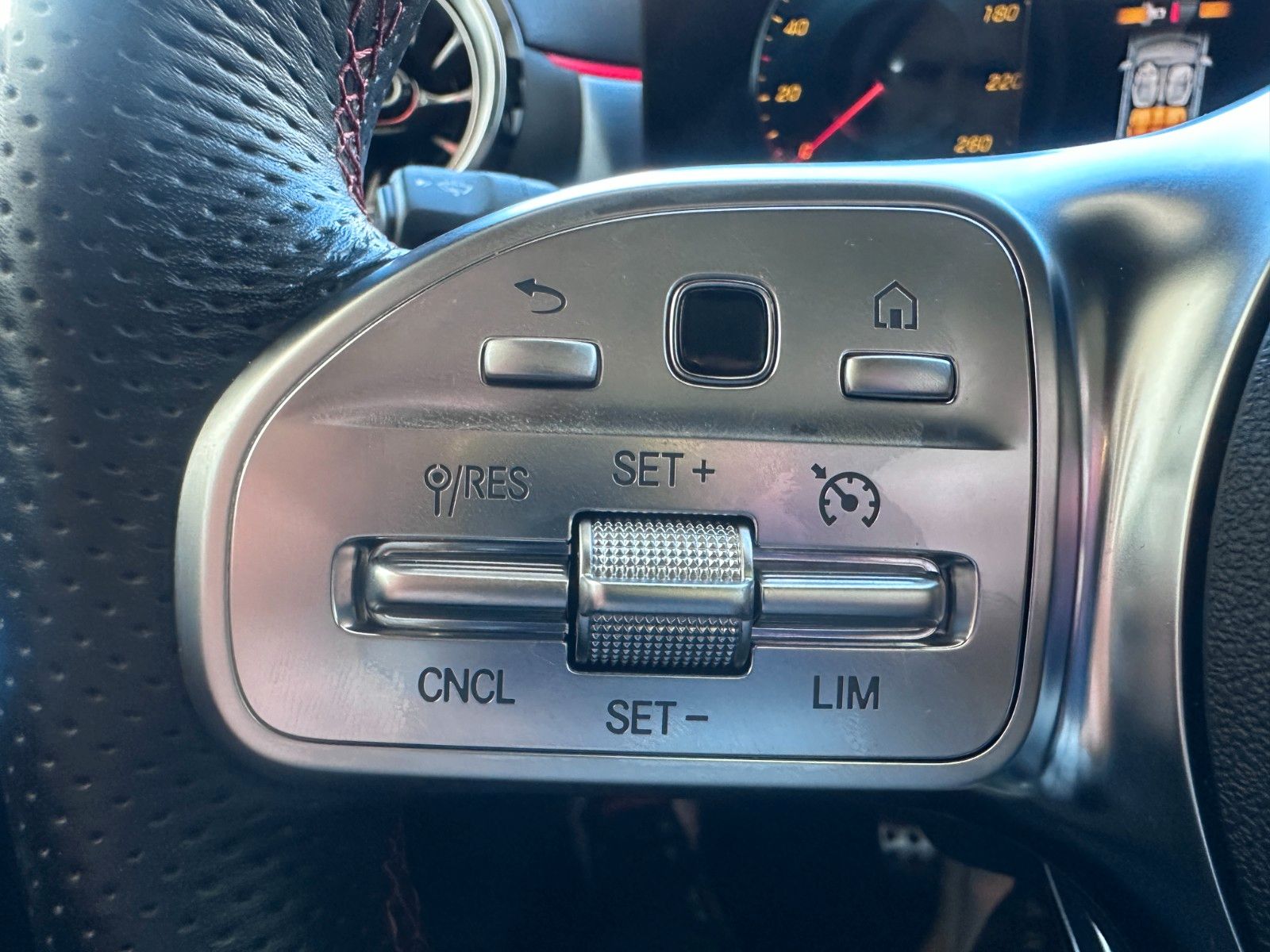 Fahrzeugabbildung Mercedes-Benz CLA 180 d AMG line |PANO|19 "|Ambiente-Bel.|