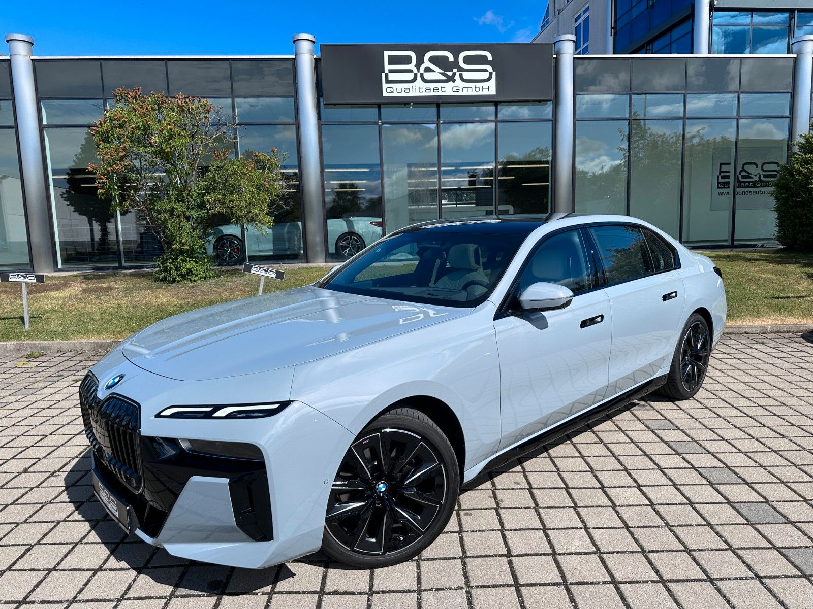 Fahrzeugabbildung BMW 740d xDr M Sport|FondEnt|Aut.Tür|B&W|Executive|