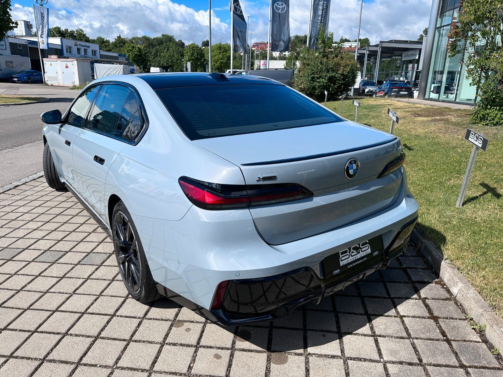 Fahrzeugabbildung BMW 740d xDr M Sport|FondEnt|Aut.Tür|B&W|Executive|