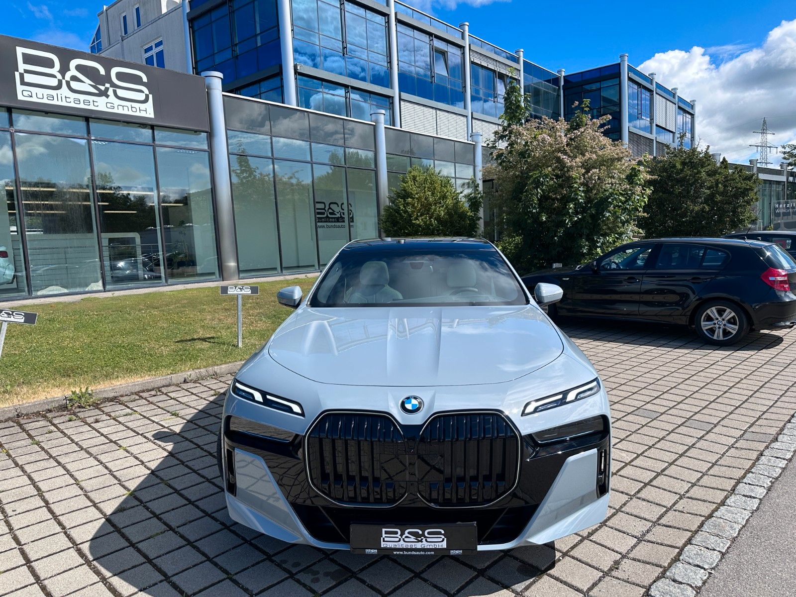 Fahrzeugabbildung BMW 740d xDr M Sport|FondEnt|Aut.Tür|B&W|Executive|
